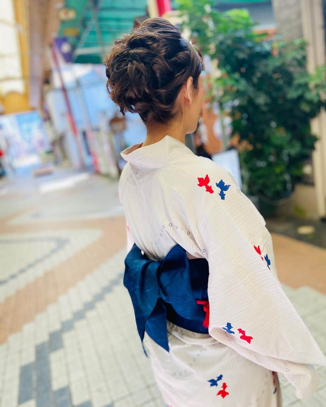 KATさんのインスタグラム写真 - (KATInstagram)「Have so many photos and videos from my time in Japan but have no time to post until now so I am catching up. I am so grateful to all of the amazing friends and family we got reconnect with after four years away from Japan!  I have never thought I looked good in a Yukata so I haven’t worn one in over a decade now.  Thankfully this time, a professional helped to dress me and I got to choose a very simple pattern of yukata. I’m not sure when I will wear a yukata again but grateful for this experience. 🥰  These photos were taken during a family onsen trip to Oita, Fukuoka. We got to take a family photo wearing yukata together 🥰  If you’d like to learn more about Yukatas and Kimonos check out @shinobees_culture 😊  日本にいる時間はあっという間に過ぎて、写真やビデオをアップする時間もなかったので、これからアップして行きます！  浴衣や着物は正直苦手であまり似合わないからもう10年以上きてないけれど、それは着せ方が分からないからと言われて、今回は大分の家族との温泉旅行でプロに着せて貰って家族写真撮る事が出来て嬉しかったです。❤️」10月21日 10時03分 - katmcdowell