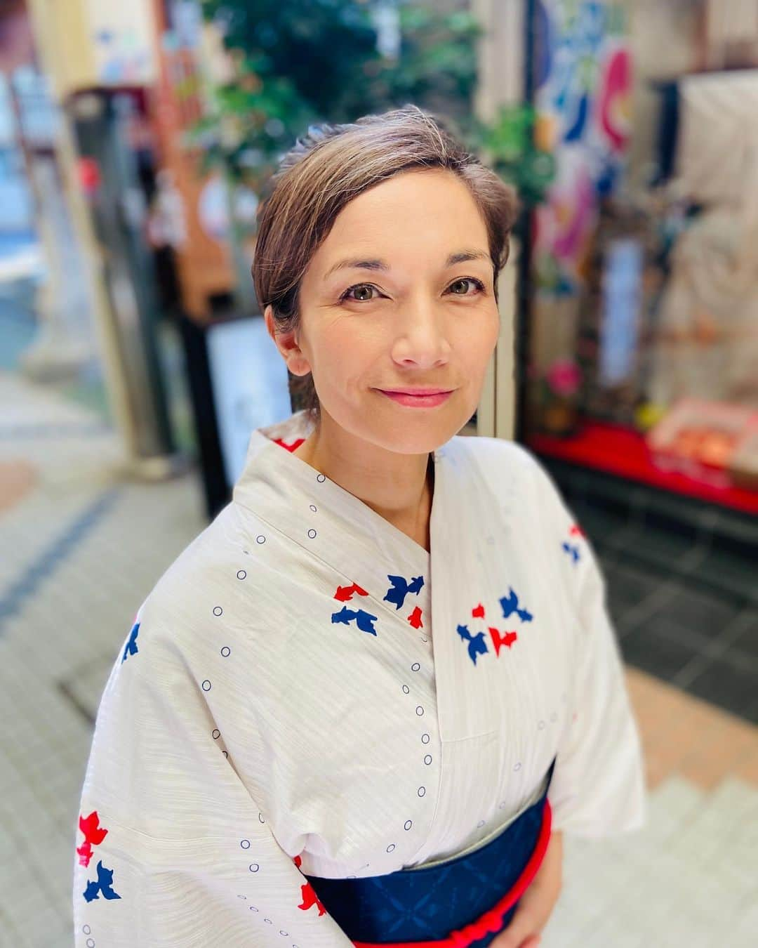 KATのインスタグラム：「Have so many photos and videos from my time in Japan but have no time to post until now so I am catching up. I am so grateful to all of the amazing friends and family we got reconnect with after four years away from Japan!  I have never thought I looked good in a Yukata so I haven’t worn one in over a decade now.  Thankfully this time, a professional helped to dress me and I got to choose a very simple pattern of yukata. I’m not sure when I will wear a yukata again but grateful for this experience. 🥰  These photos were taken during a family onsen trip to Oita, Fukuoka. We got to take a family photo wearing yukata together 🥰  If you’d like to learn more about Yukatas and Kimonos check out @shinobees_culture 😊  日本にいる時間はあっという間に過ぎて、写真やビデオをアップする時間もなかったので、これからアップして行きます！  浴衣や着物は正直苦手であまり似合わないからもう10年以上きてないけれど、それは着せ方が分からないからと言われて、今回は大分の家族との温泉旅行でプロに着せて貰って家族写真撮る事が出来て嬉しかったです。❤️」