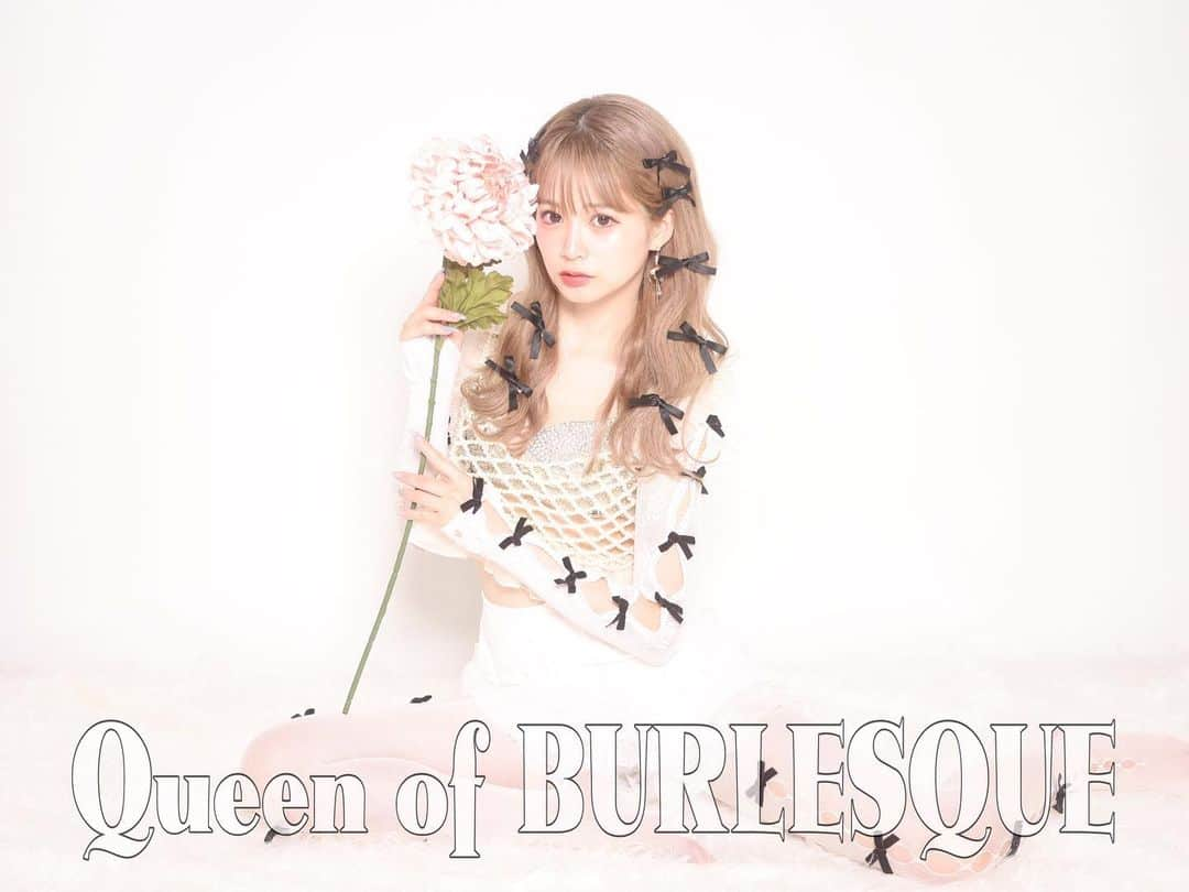 あおのインスタグラム：「【Queen of BURLESQUE】 バーレスクで2023年のグランプリを決めるイベントが10/22〜11/20まで行われます。  投票方法:期間中あお推しプランでご予約またはあおがいない日でも投票券1枚¥1000で購入(後日推しプラン割引券となります)⚠️投票できるのは1部につき1人の女の子のみ⚠️  そして10/22.23.24.26.29.30.31はポイント5倍❣️この日以外でも日祝・平日はポイント2倍❣️  去年から始まったこのQueen of BURLESQUE。去年は何が何だかよく分からずあまりちゃんと取り組む事ができず、発表の時も後悔した苦い思い出があります。  正直、競い合う事がとても苦手でみんながいろんな決意表明する中、どうみんなに自分の思いを伝えるか悩みました。 でも、言わなきゃ始まらないので、言います！ 今年こそはQueen of BURLESQUEでランキング入りしたいです…！！！バーレスクの1キャストとしてまだまだなあおですが、この賞で10位以内ランキング入りして自信をつけて次の自分の周年イベントを迎えたいです。わがままかもしれないですが、その為にはみんなの力が必要です…！！どうか、この1ヶ月の間あおと一緒に走ってほしいです！！2023年の最後の思い出をみんなと作りたいです。あおの今年最後のお願いです！！！  . . . #バーレスク東京 #バーレスク東京あお」