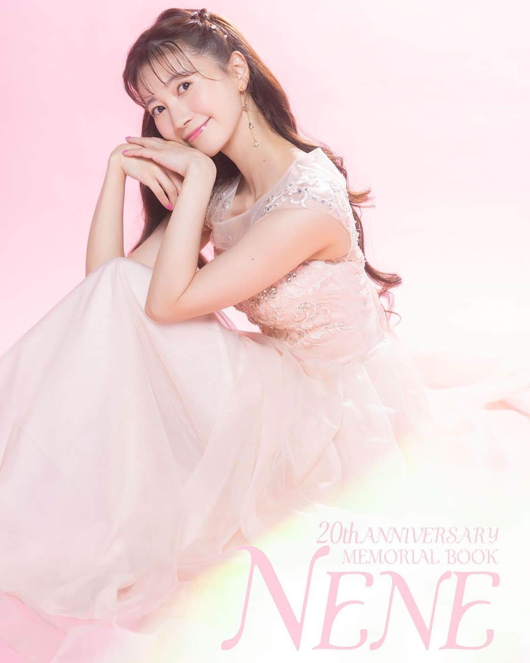 夢咲ねね（赤根那奈）のインスタグラム：「.  20周年記念のメモリアルブックが完成しました🤍  当初、ファンクラブのみでの販売を予定していたのですが、 作っている段階で素敵な写真が多くなってきて... 記念のものだからと思い、 皆さまのお手元にも届いたらな🌟 とこちらでも受付をすることにいたしました。  受付締切は10月31日までです。  受付と詳細は2枚目の写真にあるQRコードか https://forms.gle/SMm3UnnaKvaLqps26 こちらからご確認ください💁‍♀️💕  今回、colorに拘ってパターンを変えての撮影でしたが カメラマンさんの @booro.jp さん、 ヘアメイクの @erikoyamamoto1 さん、 退団してからずっとお世話になっているスタイリスト池田未来さんにご協力いただきながら わたしのイメージを超えて 素敵な写真を沢山撮影していただきました...❤️‍🔥 とっても楽しい撮影でした😍  素敵なメモリアルブックになったと感じています。  是非みなさんのお手元に置いていただけましたら嬉しいです🤍  そして ご協力いただきました皆様、 本当にありがとうございます！！  #20周年  #anniversary #メモリアルブック  ※ファンクラブではメモリアルブックの他にも 記念に作った可愛いグッズを販売しております🫶🏻 （私のおすすめはTシャツです🥹） この機会にいかがですか🍀？」