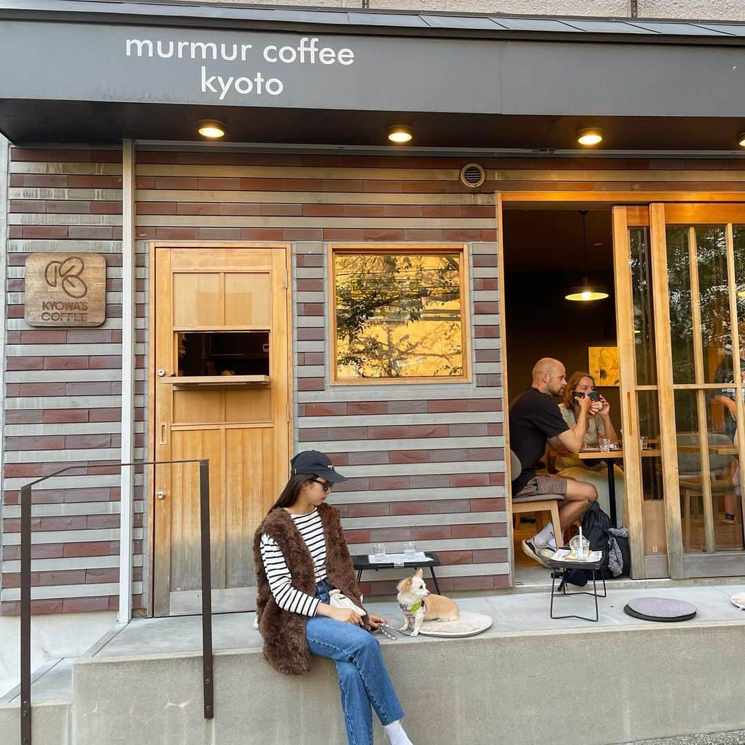 津田萌夏のインスタグラム：「. 📍murmur coffee kyoto  大学生のときから気になってたカフェ行けた☕️  桜の時期めっちゃいいんやろな〜🌸 今行ったら足とか顔とか指に蚊が泣  来年、機会があれば行ってみよ テラスはわんちゃんOKやから嬉しい🐶🩷  . . . . . . . #murmurcoffeekyoto #kyoto #kyotojapan #kyototrip #kyotocafe #京都カフェ #京都コーヒー #マーマーコーヒー京都 #あんバター #あんバタートースト  #秋コーデ」