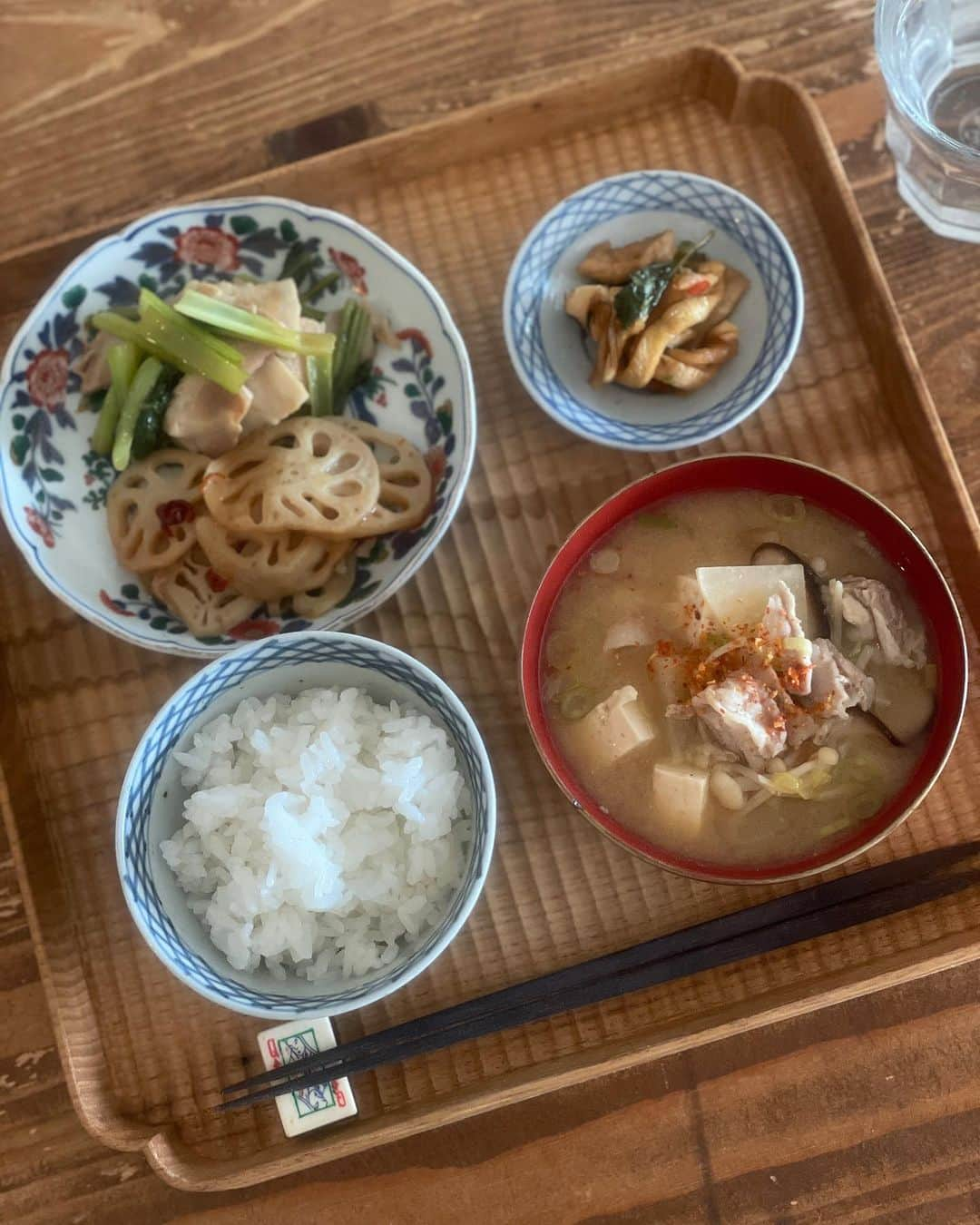 田中マヤさんのインスタグラム写真 - (田中マヤInstagram)「ohayo!!! お天気良くて気持ちいいですね✨ 今朝は、豚汁と残り物の朝ごはん。  皆さまも良い週末を🤍  #朝ごはん #豚汁 #マヤのごはん #秋晴れ #週末 #お盆」10月21日 10時12分 - tanakamaya__official