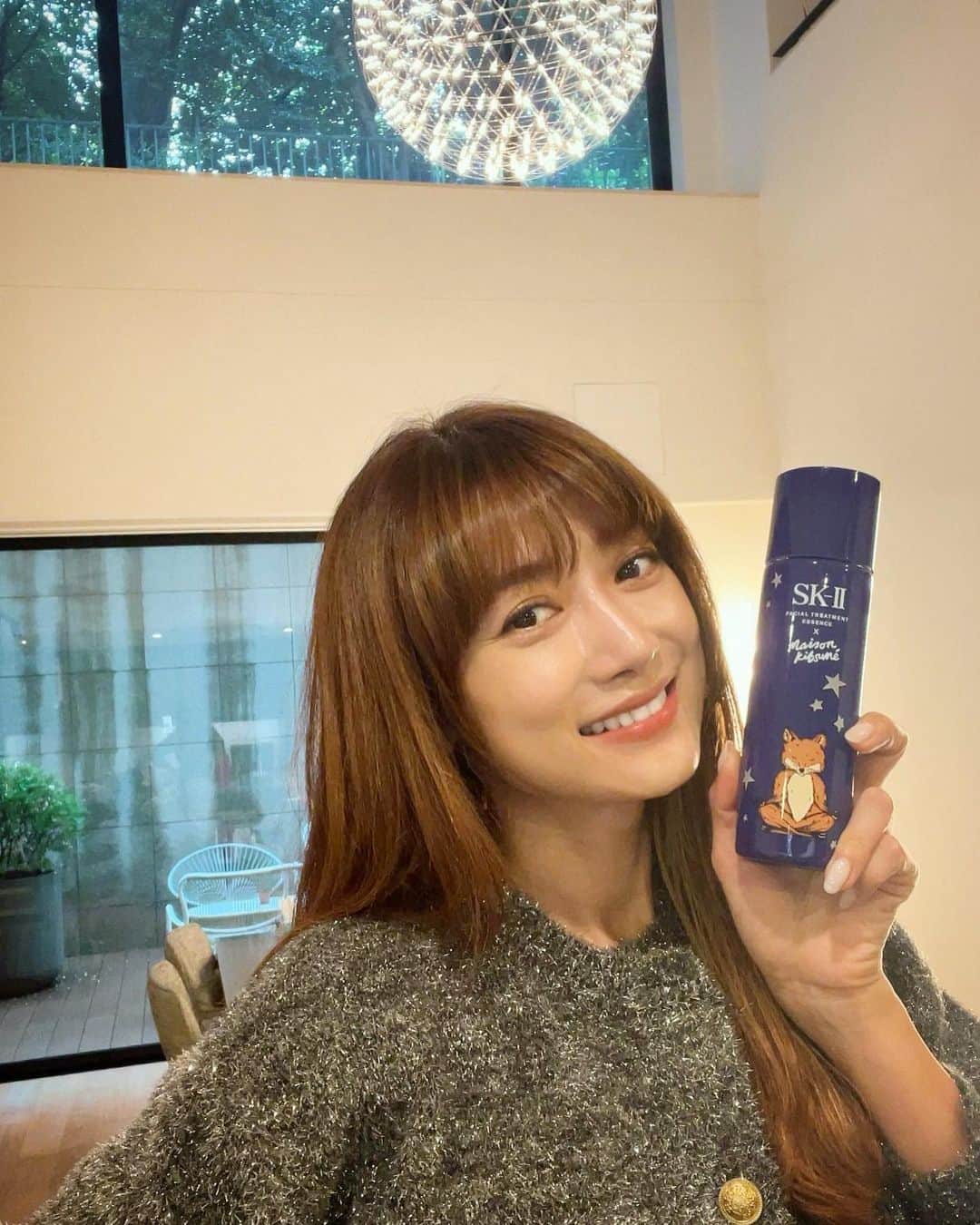 のインスタグラム：「SK-Ⅱ✖️メゾンキツネのコフレが届きました❤️ コラボボトルすっごく可愛い🤭❣️ 赤と青の２種類があって、ボックスの中には人気製品の洗顔料、ふき取り化粧水、新作クリームまで入っていてポーチもセットなのでギフトにもピッタリ😍 かわいいアイテムはテンション上がります！   私は冬になると特に乾燥が気になるからピテラ™️でしっかり肌と向き合っていきたいです☺️   ぜひみんなチェックしてみてくださいね🎄💖   @skii  #SKⅡ #クリスマスコフレ #SKIIxMAISONKITSUNE ※ピテラ™: 特別な酵母の株から、独自のプロ セスで発酵させ生み出した、SK-IIだけの天然由来成分(SK-II独自のガラクトミセス培養液-整肌保湿成分)」