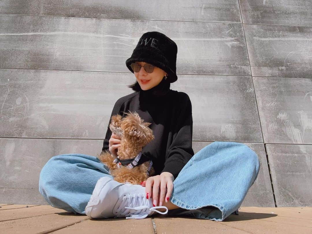 カオルコのインスタグラム：「ＡＳＯＢＯ  #ootd hat @loewe  knit denim accessories @bottegavenetaworld  @newbottega  sneakers @commedesgarcons  sunglasses @isseymiyakeofficial   #dayoff #fashion #casual  #japanese  #mystyle  #ケイくん #大人カジュアル  #アラフォーコーデ」