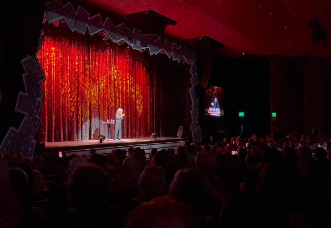 クリス・コルファーのインスタグラム：「I’m late posting this BUT I am so beyond proud of my friend @KathyGriffin. She has been through hell and back and can still make an enormous theater scream with laughter like no one else I’ve ever seen. I love you KG! ❤️ (PS - I did not photoshop myself into the second picture.)」