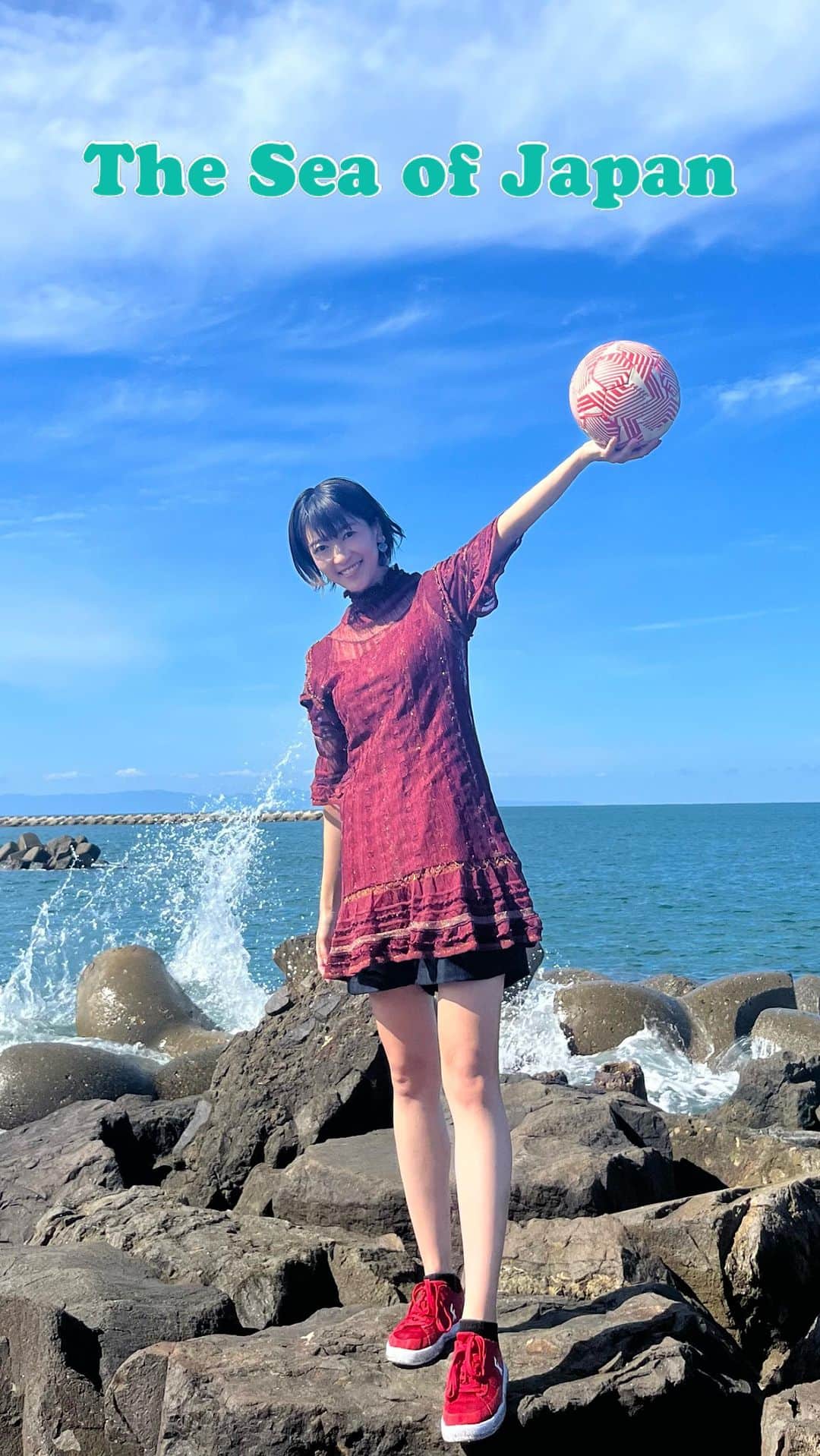 眞嶋優のインスタグラム：「濡れても続けます！日本海リフティング！ 今の時期の海、好きです！  The Sea of Japan🌊 I was blessed with great weather! It's nice and cool if my clothes are just a bit wet.   海に行く予定はもともとなかったけど、 天気に導かれて行ってよかった☺️ この後、ピアBandaiでお昼ご飯を食べました！  #サッカー #リフティング #フリースタイルフットボール #サッカー女子 #デート #日本 #スポーツ女子 #日本海 #新潟 #西海岸公園 #足球 #旅行 #観光 #熱海 #海 #soccer #football #freestylefootball #japan #Niigata #sea #seaofjapan  #shorthair #wsskills #fashion #womensoccer #womensfootball  #japanesegirl #축구　#여자축구」