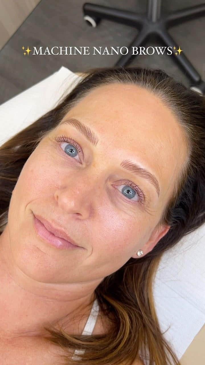 Haley Wightのインスタグラム：「✨MACHINE NANO BROWS✨These brows deserve their own post 😍 Nano Brows are soooo pretty I can’t even handle it! These brows will last her for 2-3 years, and she can either let them fade out or come back in 1-2 years to get them touched up 💖  TO BOOK WITH ME- 📲 Call (602)809-9405 or book through our website, the link is in my bio!  #nano #brows #machine #nanobrows #azbrows #microblading #nanoblading #hairstrokes #hairstroke #azmicroblading #aznanobrows #scottsdale #phoenix #arizona」