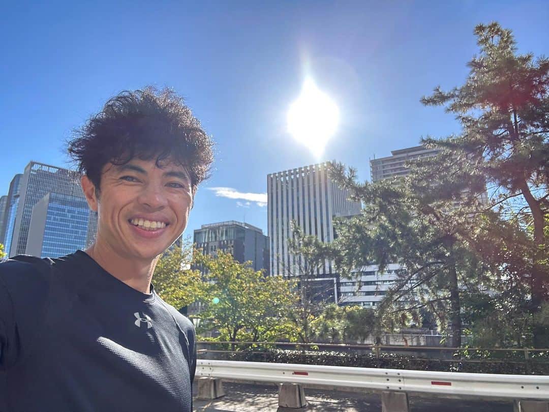 小島よしおのインスタグラム：「軽くラン  このあと11時からあべのハルカスの ウエルカムガレリアでイベントありまーす！ 14時からもあります😘  福沢諭吉の生誕の地、大分かと勘違いしてた🤣 大阪生まれの大分県中津市育ちなんですね。  可愛い花見つけました。 ランタナ」
