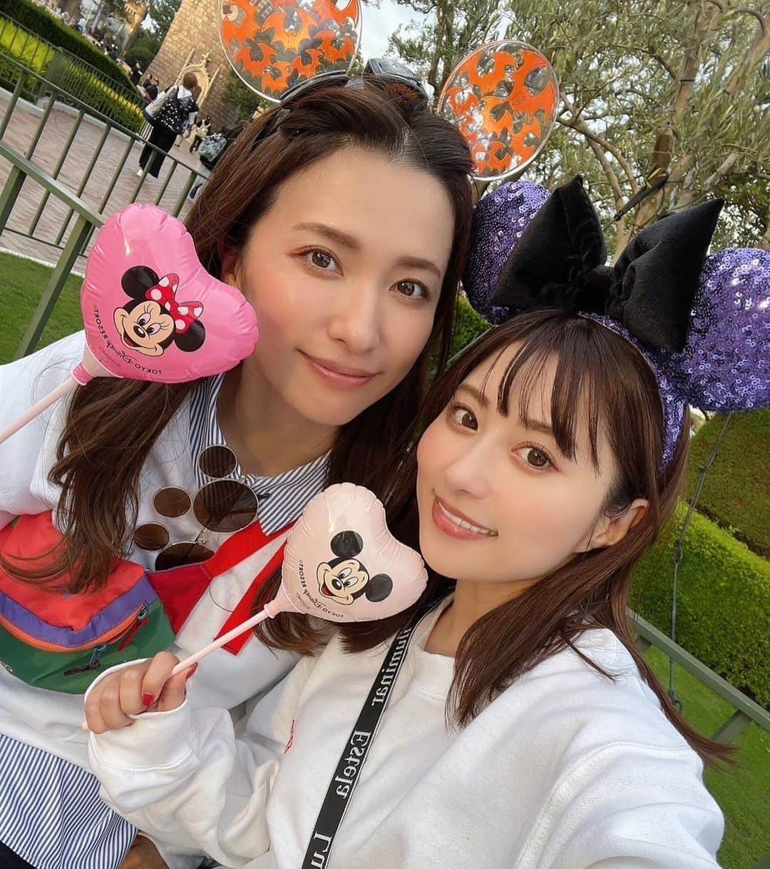 のインスタグラム：「🎃  どうしても行きたかった ハロウィンディズニー👻  昨日お仕事の前に少し 楽しんできた❣️  強風で凄かったー🤣  パレードは無くなっちゃったし ショーに当選して ほぼ最前で感動して泣いてたのに 途中で止まって システムメンテナンス入って 中止になっちゃったり🤣  凄い混んだりしてたけど…  それでもやっぱり行ってよかったと 本当に心から思える夢の国⭐️  私はあまり乗り物乗れないから 食べたり歩いたりするだけだけど やっぱり楽しいし 毎回景色も違って見える☺️  ありがたい事に 最近は忙しい毎日なので 沢山色んなものを吸収できた 貴重な時間でした✨  時間足りなかったなー🥺  また行きたいなー🥺」