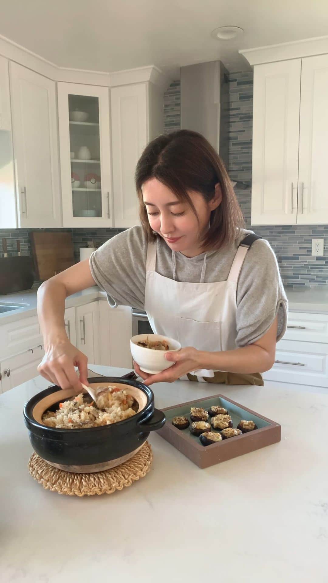のインスタグラム：「秋らしく豚バラきのこご飯🍁素敵な週末を！가을에 어울리는 삼겹살과 버섯밥🍂좋은 주말 되세요~! - - - - - - - - - 豚バラきのこご飯… 出汁に30分ご飯を浸水させ、豚バラに塩コショウしきのこも炒めたら、味付けはみりん2、酒1、醤油1、塩。 椎茸のマヨ味噌… 椎茸の軸とネギをみじん切りにしマヨネーズ3、味噌0.5と混ぜ合わせる。 삼겹살 버섯밥… 육수에 밥을 30분 담가두고, 삼겹살을 소금, 후추뿌려 볶고, 버섯도 볶아서 양념은 미림2, 술1, 간장1, 소금. 표고버섯마요된장… 소스는 표고버섯기둥과 대파를 다져서 마요네즈3, 일본된장0.5를 섞어쥽니다」
