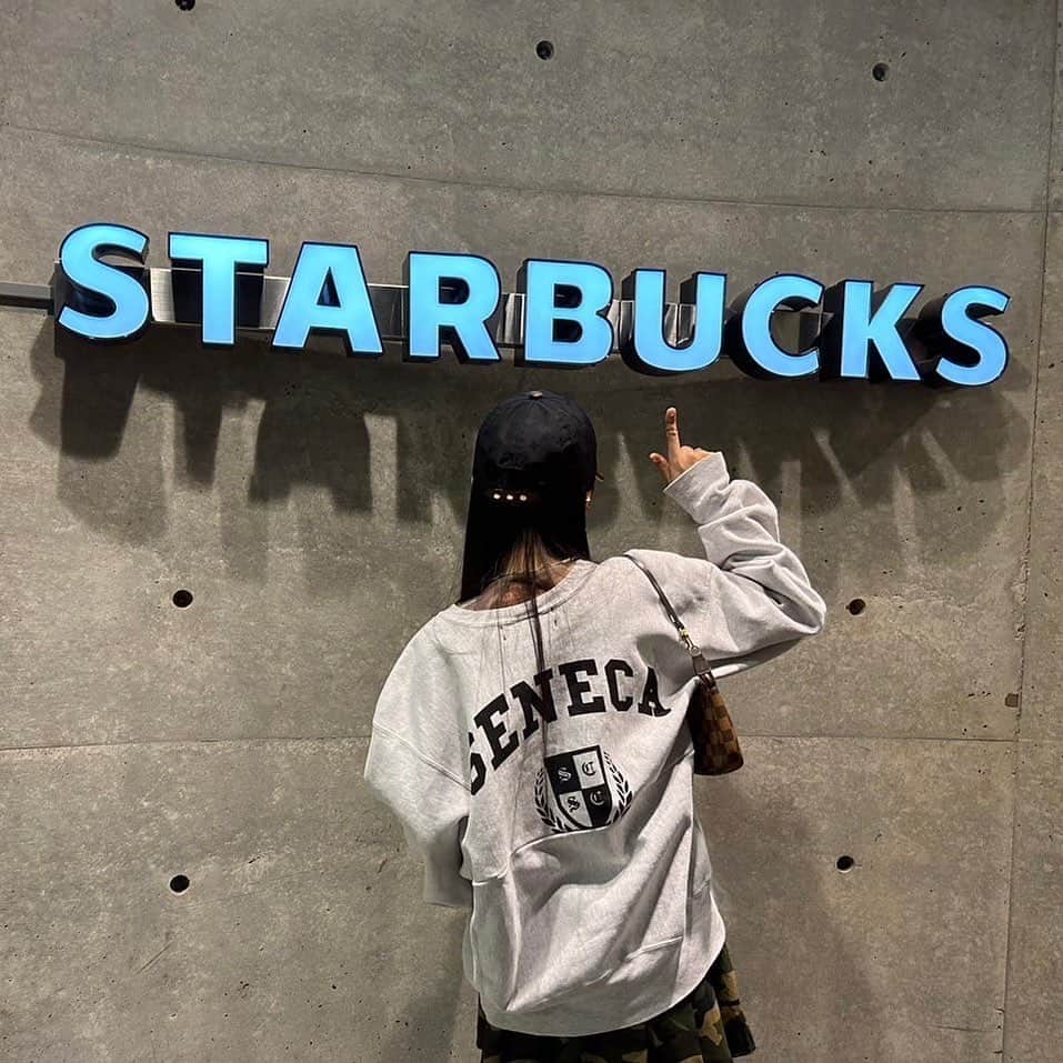 荒井麻珠のインスタグラム：「最近はスタバのコーヒーフラペチーノ好き！」