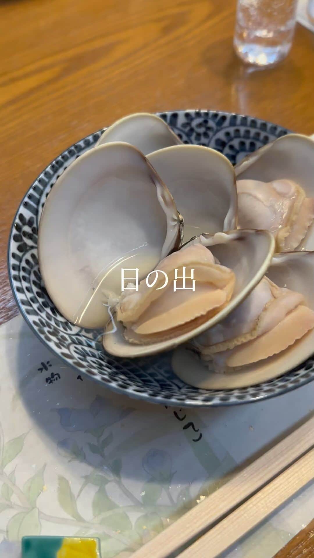 "TERIYAKI" テリヤキ編集部のインスタグラム：「三重県桑名市にある蛤の名店「日の出」。  同店の蛤を食べるために全国各地からお客さんが集まる超人気店。  最初から最後でひたすらを堪能できる、鍋でも焼きでも天ぷらでも。  プリップリの身で味わう蛤は身だけじゃなくて、出汁も美味しい。  〆の雑炊や麺なんかも、蛤の出汁を堪能できて美味しい。 新規での予約は難しいが行くチャンスがあるなら、ぜひ訪れて欲しい名店。 ​⁠  #日の出 #三重 #桑名 #蛤」