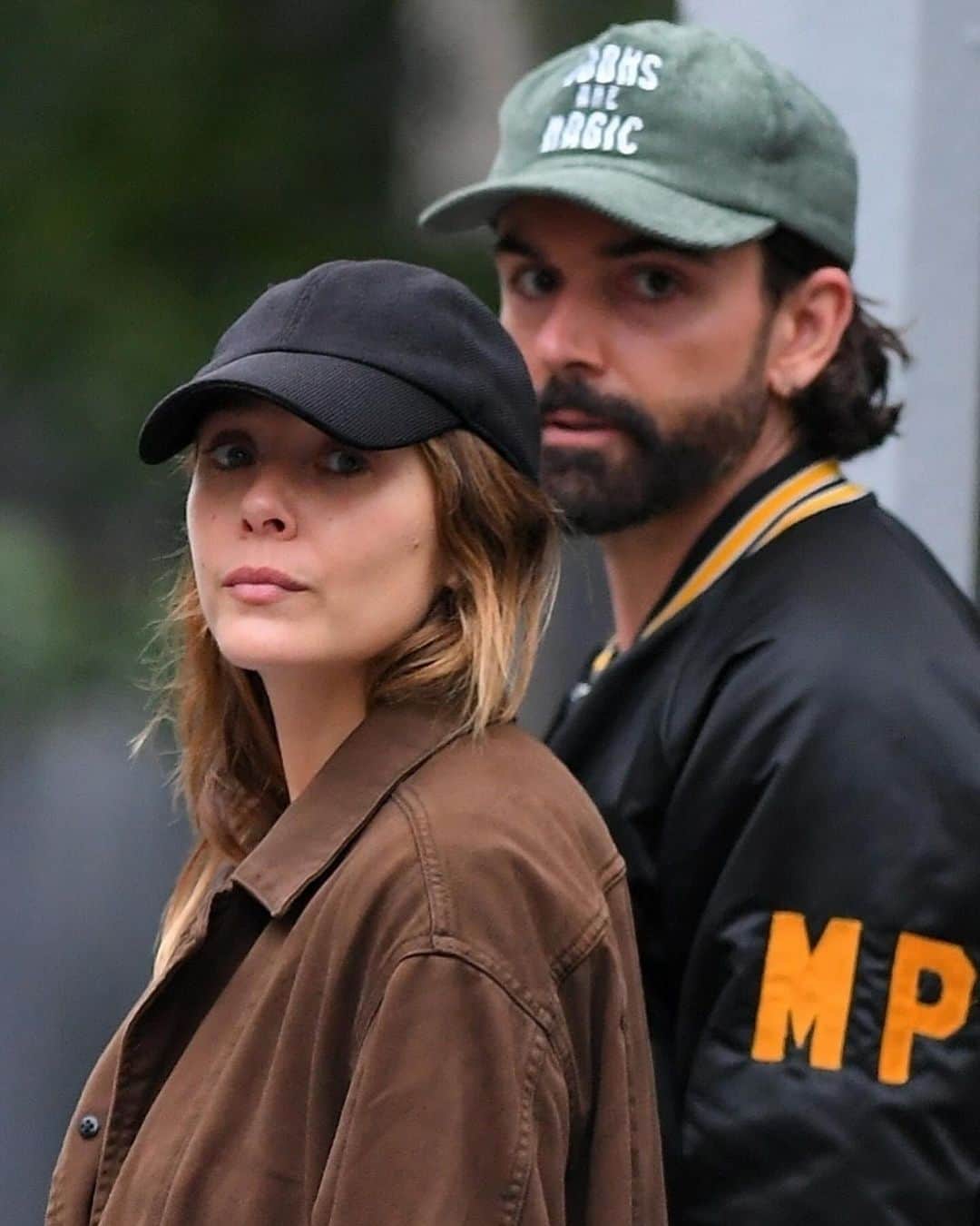 Just Jaredさんのインスタグラム写真 - (Just JaredInstagram)「Elizabeth Olsen and her husband Robbie Arnett braved the rainy weather as they stepped out for a walk together on Friday in New York City. Check out the full gallery on JustJared.com! #ElizabethOlsen #RobbieArnett Photos: Backgrid」10月21日 10時37分 - justjared