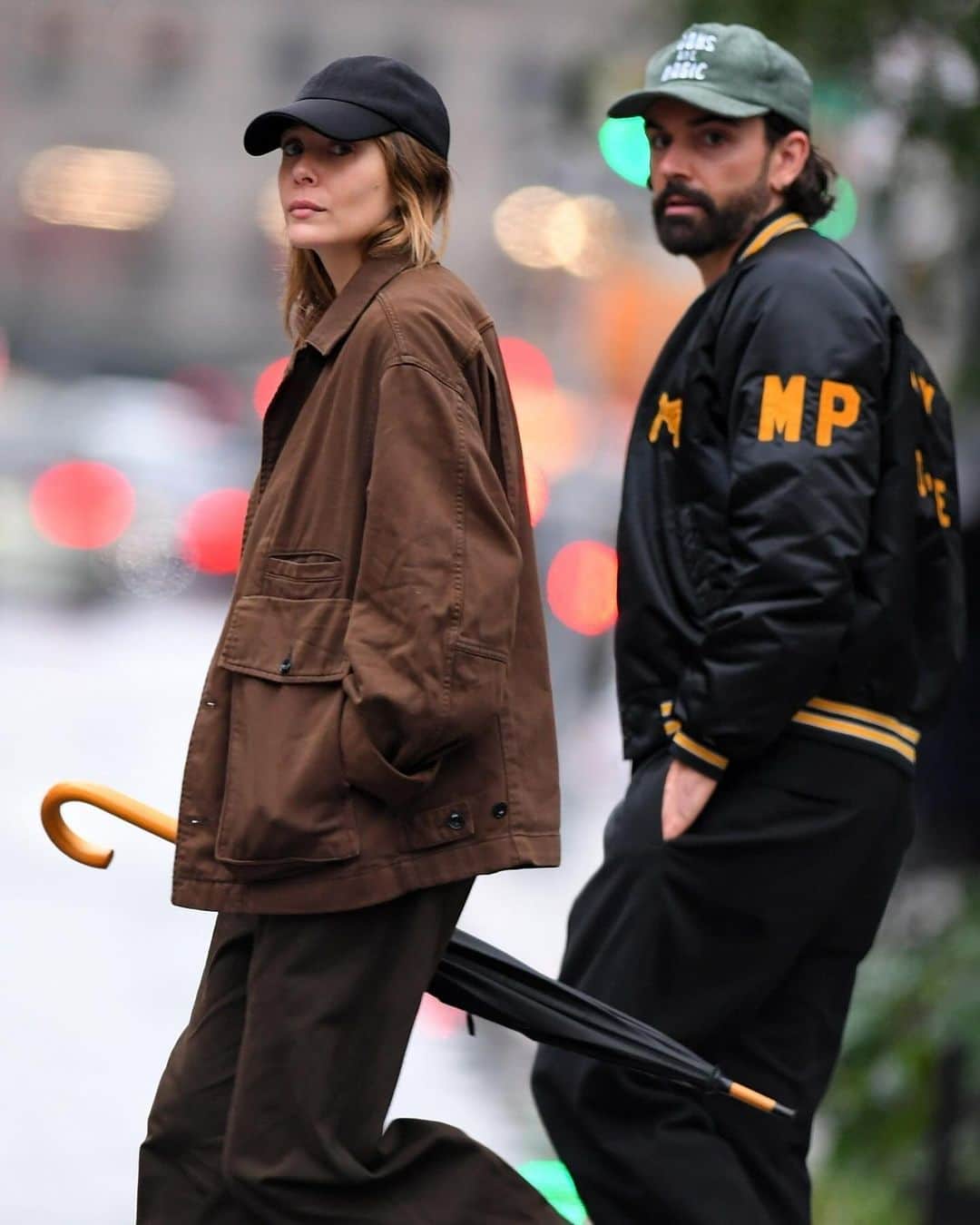 Just Jaredさんのインスタグラム写真 - (Just JaredInstagram)「Elizabeth Olsen and her husband Robbie Arnett braved the rainy weather as they stepped out for a walk together on Friday in New York City. Check out the full gallery on JustJared.com! #ElizabethOlsen #RobbieArnett Photos: Backgrid」10月21日 10時37分 - justjared