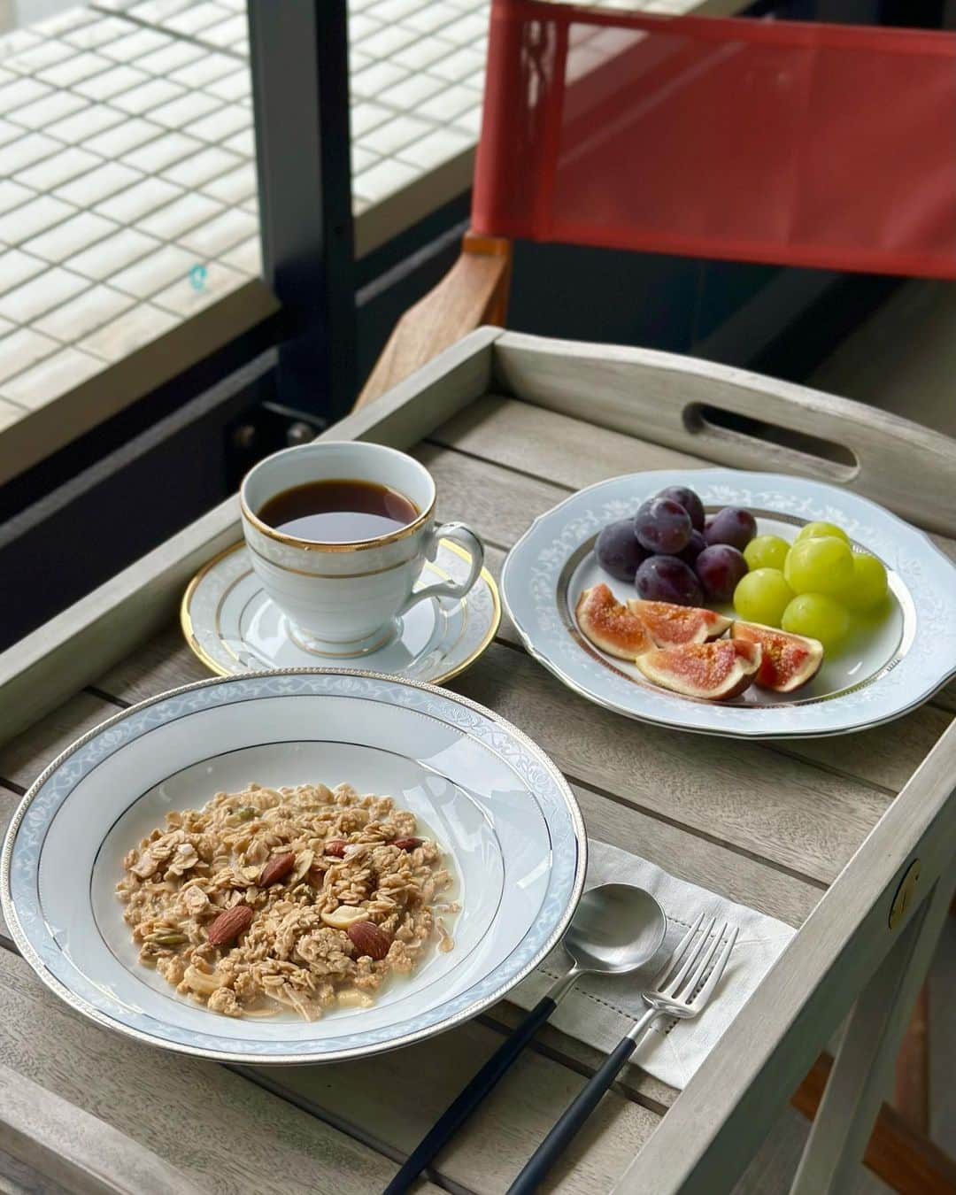 黒田麻理耶のインスタグラム：「🥣🍇☕️ . 私の最近の朝ごはん🥄 グラノーラ×旬のフルーツ×コーヒー😋 . ごろグラシリーズ好き🫶 美味しいし、食物繊維や鉄分、カルシウムも摂れる🦴 ちなみに私は無調整豆乳を掛けて食べてるよ☺️ . #PR  #ごろっとグラノーラ  #ごろグラ #朝食  #まりやごはん」