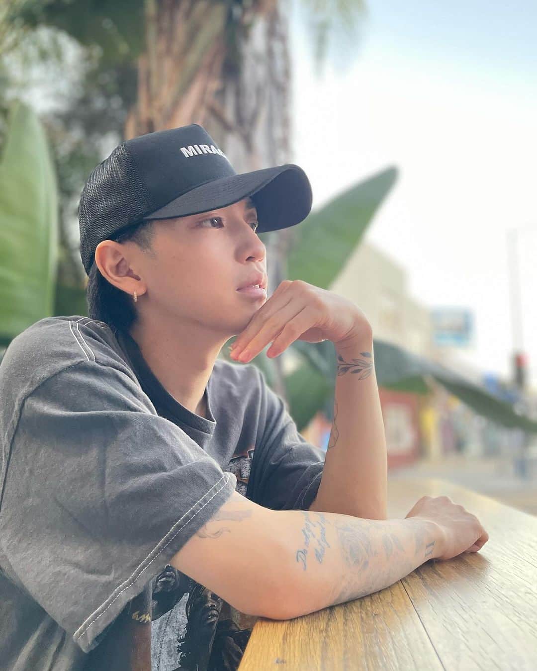 岩橋玄樹のインスタグラム：「LAに戻って、色々勉強しています。 自分にとって今1番必要な事はなんなのか？と考えながら生きています。 ツアーを通して改めて色々な事に気づく事がありました。また誠実に初心を忘れず、たくさんの人に笑顔を届けられるように、頑張りますので待っていてください🐻🎅🏻」
