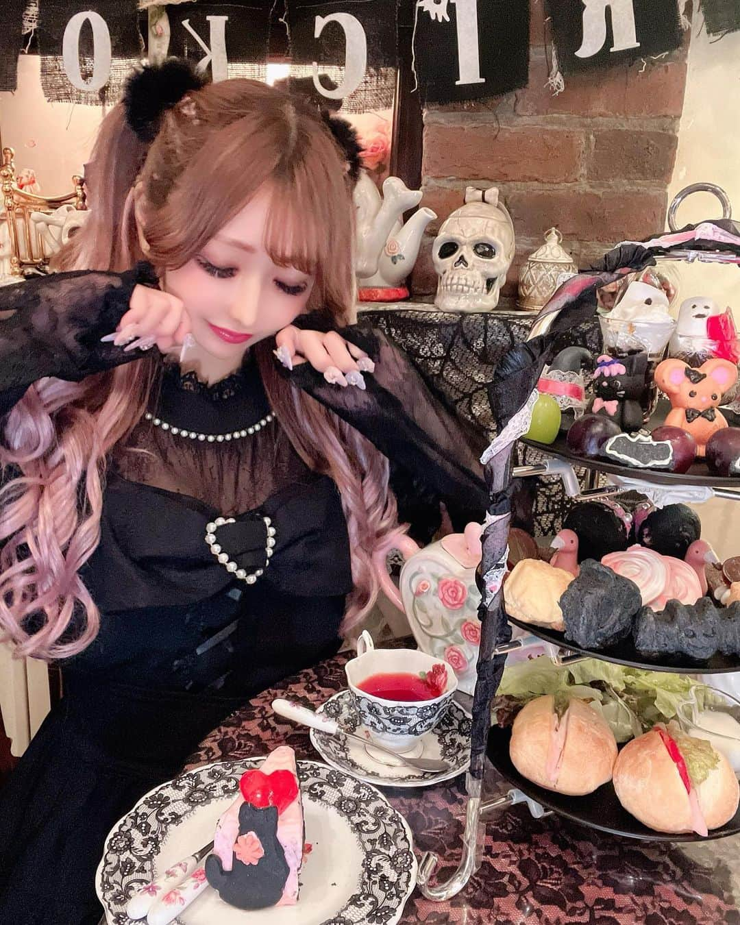 桜咲姫奈のインスタグラム：「ハロウィンアフヌンの時だいたい お洋服黒着がち🖤🖤🖤  #プリメロ #プリメロコーデ #marscoordinate #mars #PrincessMelody #LiLimPark #マーズ #マーズコーデ #ガーリーコーデ #地雷コーデ #量産型コーデ #地雷系女子 #地雷女 #地雷系 #量産型オタク #量産型 #量産型女子 #ガーリー #リボン」