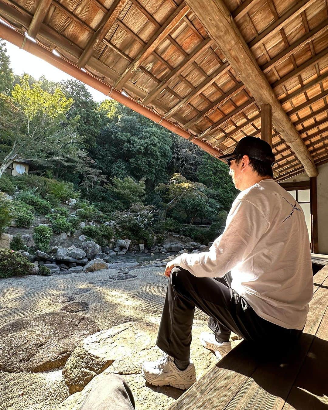 布袋寅泰さんのインスタグラム写真 - (布袋寅泰Instagram)「ホテ散歩@岡山Day2。秋晴れの気持ちいい岡山の朝、まずは少林寺へ。優しいご住職さんがお茶をたててくださいました。縁側に座りほっこり。そこから歩いて岡山縣護國神社へ。英霊に手を合わせ、世界平和をお祈りしてきました。岡山、いいところだね！今夜のライブがますます楽しみです！　#布袋寅泰 ##ホテ散歩 #岡山」10月21日 10時58分 - hotei_official