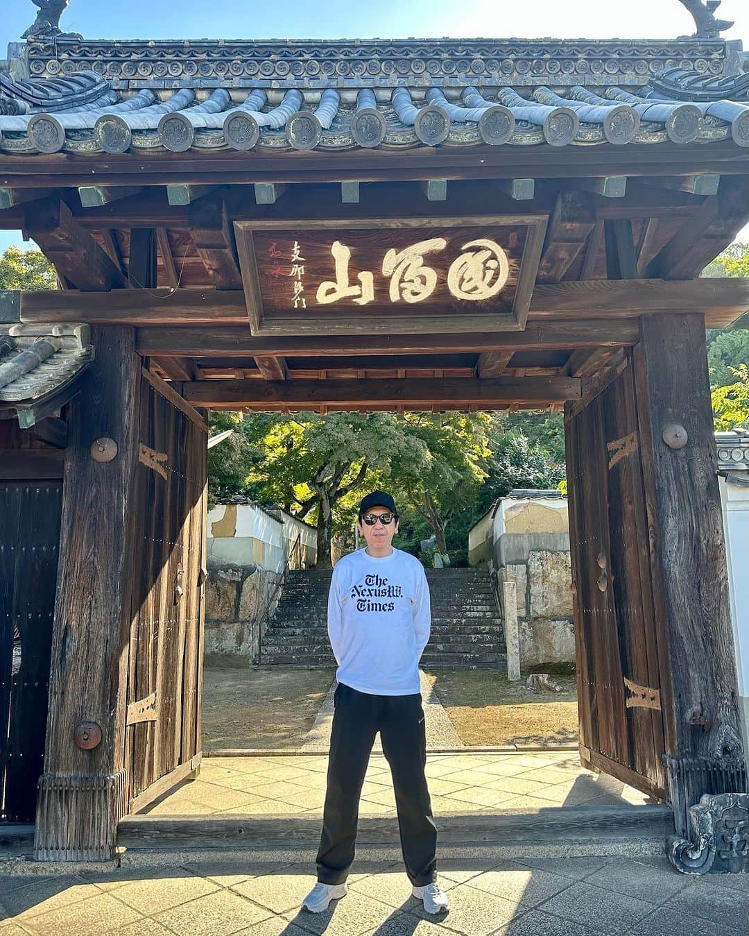 布袋寅泰のインスタグラム：「ホテ散歩@岡山Day2。秋晴れの気持ちいい岡山の朝、まずは少林寺へ。優しいご住職さんがお茶をたててくださいました。縁側に座りほっこり。そこから歩いて岡山縣護國神社へ。英霊に手を合わせ、世界平和をお祈りしてきました。岡山、いいところだね！今夜のライブがますます楽しみです！　#布袋寅泰 ##ホテ散歩 #岡山」