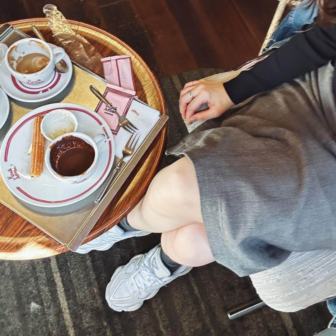 akipanda626さんのインスタグラム写真 - (akipanda626Instagram)「. 今回の甘味部門の大本命がこちら🫱🏻 @minute.papillon.official のチュロス🥺🥺 最近は人気も落ち着いているのか、並ばずに席に座れたよ💗 　 注文したのは 　 ・Deep Chocolate & Churros ・Dipping Sauce White Cream ・Caffe Llatte ・Choco Amaretto   ここのチュロスがカリモチでめちゃくちゃ美味しかった🥹 付けるチョコソースもホワイトクリームも めちゃくちゃ美味しくて😮‍💨 追加でテイクアウトすればよかったぁぁと思うくらい🥹🥹 (このあとベーグル食べてるから無理だろ)   ドリンクのチョコアマレットもめちゃくちゃ甘くて 本当おいしかった、、、🐷 　 今回の旅でいちばん気に入ったおやつ🤝🏻💕 　 　 #minutepapillon  #韓国カフェ  #狎鴎亭カフェ」10月21日 10時53分 - akipanda626