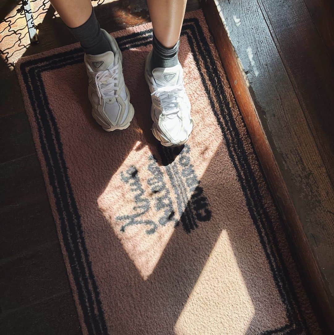 akipanda626さんのインスタグラム写真 - (akipanda626Instagram)「. 今回の甘味部門の大本命がこちら🫱🏻 @minute.papillon.official のチュロス🥺🥺 最近は人気も落ち着いているのか、並ばずに席に座れたよ💗 　 注文したのは 　 ・Deep Chocolate & Churros ・Dipping Sauce White Cream ・Caffe Llatte ・Choco Amaretto   ここのチュロスがカリモチでめちゃくちゃ美味しかった🥹 付けるチョコソースもホワイトクリームも めちゃくちゃ美味しくて😮‍💨 追加でテイクアウトすればよかったぁぁと思うくらい🥹🥹 (このあとベーグル食べてるから無理だろ)   ドリンクのチョコアマレットもめちゃくちゃ甘くて 本当おいしかった、、、🐷 　 今回の旅でいちばん気に入ったおやつ🤝🏻💕 　 　 #minutepapillon  #韓国カフェ  #狎鴎亭カフェ」10月21日 10時53分 - akipanda626