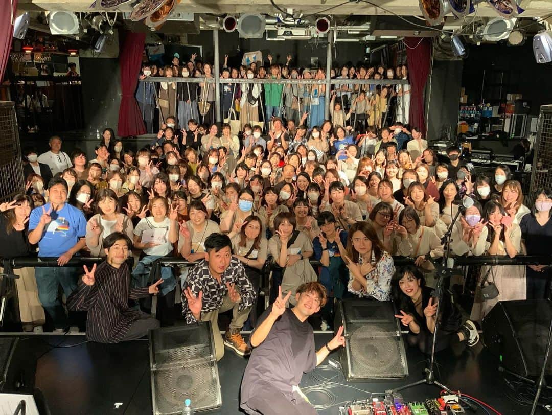 奥野翔太のインスタグラム：「10月19日@KOBE VARIT.  #OKUNOPREMIUMSOLOLIVEvol3 #秘密の実験ライブ関西出張編  ホームであるVARIT.での凱旋ライブ、最高に楽しくて、嬉しくて、感無量でした！🙏🔥✨  やっぱり関西でやるならここしかない、と思いつつも、勇気が必要だったこの凱旋。でもやって良かった。ここでまたみんなに会えて良かった！！  かなり無茶なタイムスケジュールの中、最高のサポートをしてくれた、南出さんはじめVARIT.スタッフのみなさん、ロクヨンカレーさん、そして一緒に最高の音楽をしてくれたメンバー、会いにきてくれたみんな、ほんまにありがとう！！🙏  また必ず関西にも来るし、これからもっと色んな景色見せれるように、覚悟決めて腹括って、でも自分らしく楽しく頑張ってこうと思います！  最高の景色をありがとう！！！ 愛してます！！！✨ これからもどうぞよろしく！！🔥」
