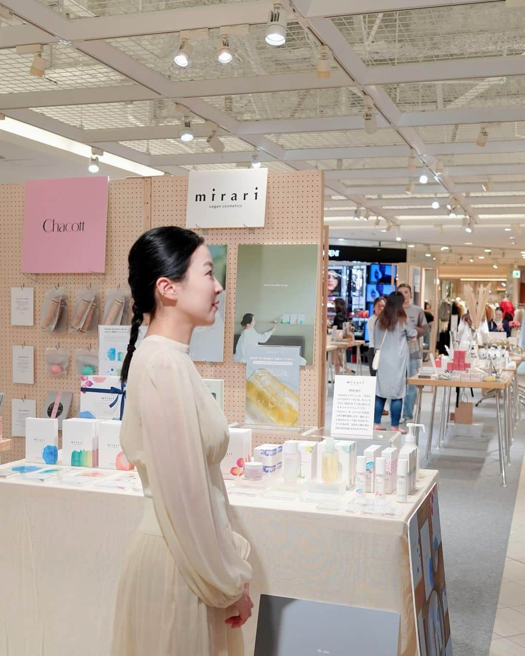 カン・ハンナさんのインスタグラム写真 - (カン・ハンナInstagram)「・ ⁡ 11日間のルミネ新宿2での「wellness market」POPUPが 無事終わりました。 ⁡ 私は少しだけしか現場に行けませんでしたが、 うちのメンバーたちが全力で頑張ってくれていて お客様にも良い反響を頂きました。 ⁡ これからもメンバーたちとともに 一人ひとりの方へ誠実にミラリの良さを伝えながら 丁寧にブランドを育てていきたいと思います🌿 ⁡ 佐藤香菜 @kana__sato622  素敵な機会を頂き、本当にありがとうございました。 いつもミラリを愛用し応援してくださって 心から感謝の気持ちでいっぱいです💛 ⁡ ・ ⁡ 11月にはまた色んなPOPUPが開催される予定で 私が店舗に立つイベントも企画しております。 ⁡ 事前にお伝えしますので、 ぜひチェックして頂けますと幸いです☺️ ⁡ ⁡ ⁡ ⁡ #wellnessmarket  #ルミネ新宿2 #11日間ありがとうございました ⁡ ⁡ ⁡」10月21日 10時56分 - kang_hanna_jp