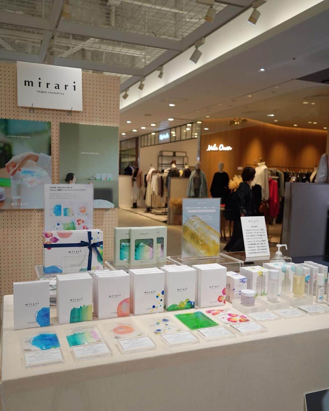 カン・ハンナさんのインスタグラム写真 - (カン・ハンナInstagram)「・ ⁡ 11日間のルミネ新宿2での「wellness market」POPUPが 無事終わりました。 ⁡ 私は少しだけしか現場に行けませんでしたが、 うちのメンバーたちが全力で頑張ってくれていて お客様にも良い反響を頂きました。 ⁡ これからもメンバーたちとともに 一人ひとりの方へ誠実にミラリの良さを伝えながら 丁寧にブランドを育てていきたいと思います🌿 ⁡ 佐藤香菜 @kana__sato622  素敵な機会を頂き、本当にありがとうございました。 いつもミラリを愛用し応援してくださって 心から感謝の気持ちでいっぱいです💛 ⁡ ・ ⁡ 11月にはまた色んなPOPUPが開催される予定で 私が店舗に立つイベントも企画しております。 ⁡ 事前にお伝えしますので、 ぜひチェックして頂けますと幸いです☺️ ⁡ ⁡ ⁡ ⁡ #wellnessmarket  #ルミネ新宿2 #11日間ありがとうございました ⁡ ⁡ ⁡」10月21日 10時56分 - kang_hanna_jp