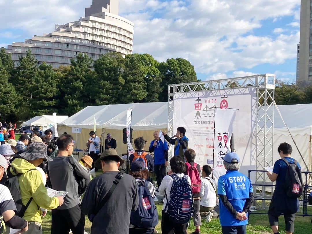 のインスタグラム：「「第2回東京ベイサイドサイドツーデイマーチ」　  今日はお台場で日本ウオーキング協会さんのウォーキングイベントの総合司会を去年に引続きさせていただいてます(^o^)v　  凄くウォーキング日和なのです！ 20キロコース、10キロコース、5キロコースがありお友達やご家族や仕事仲間と皆さん参加されてます。　  イベントは16時頃まで♪　 明日(日)も東京ベイサイドツーデイマーチあります！(※ちなみに僕達は明日はルミネ劇場出番で不参加です)　  #ウォーキング#イベント#日本ウオーキング協会#東京ベイサイドツーデイマーチ2023#第２回東京ベイサイドツーデイマーチ#健康ウォーキング指導士#レギュラー#あるある探検隊#お台場#よしもと芸人」