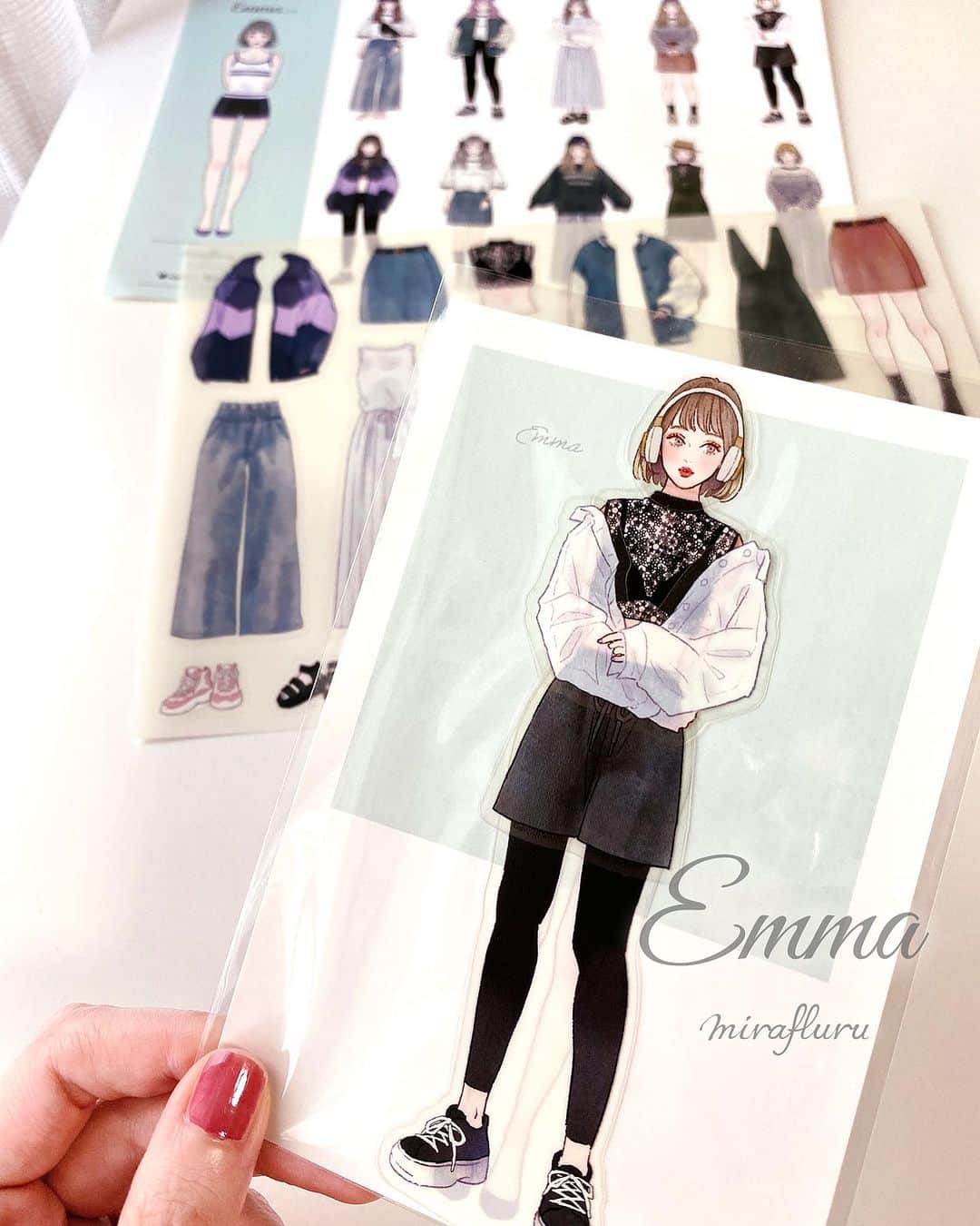 miya(ミヤマアユミ)さんのインスタグラム写真 - (miya(ミヤマアユミ)Instagram)「💚Emma エマ  スポーティでカジュアルなファッション好きのエマちゃん。  ファッションを楽しむ5人の女の子達を描きました👚👗👖👕👘  FASHION GIRLS 💜Rin リン 💙Kanon カノン 💚Emma エマ 💛Lala ララ ❤️Yuri ユリ  服や靴、小物、ウィッグを変えて遊べる着せ替えシールです。 組み合わせ次第で、何通りものコーディネートが作れます👚👖👗👠👟  作ったコーデは5人全員に着せ替える事ができます。  2枚目と最後が遊び方の動画になっています。  #ミニチュアアート展2023 #ミニチュアアート展  #artwork #デジタルイラスト #photoshop #fresco #art #illust #illustration #draw #illustrator #イラスト #イラストレーター #ファッション #fashion #ファッションイラスト #ファッションイラストレーター #着せ替え #きせかえ #女の子イラスト #プレゼント #カジュアル #カジュアルガーリー #ガーリー #フレンチガーリー #スポーティーコーデ」10月21日 11時00分 - miya78pic