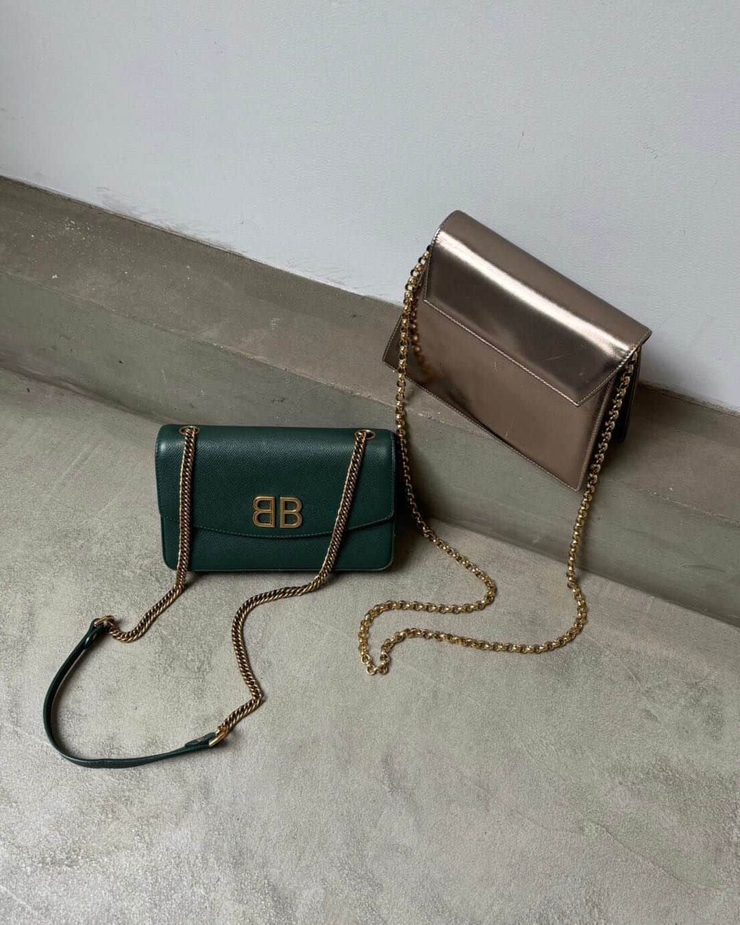 Ｈedyさんのインスタグラム写真 - (ＨedyInstagram)「. ［Left］ BALENCIAGA BBチェーンショルダーバッグ 品番:H23100758BA  ［Right］ Ferragamo レザーチェーンショルダーバッグ 品番:H23100737FE  ※2点共WEB掲載済  撮影時には透明のフィルムを敷いております。  For free overseas shipping services, please visit global website.（www.hedyjp.com）  @hedy_daikanyama @hedy_osaka_ @hedy_fukuoka @hedy_fashion  #hedy #hedy_japan #hedy_vintage #vintageshop」10月21日 11時01分 - hedy_vintage
