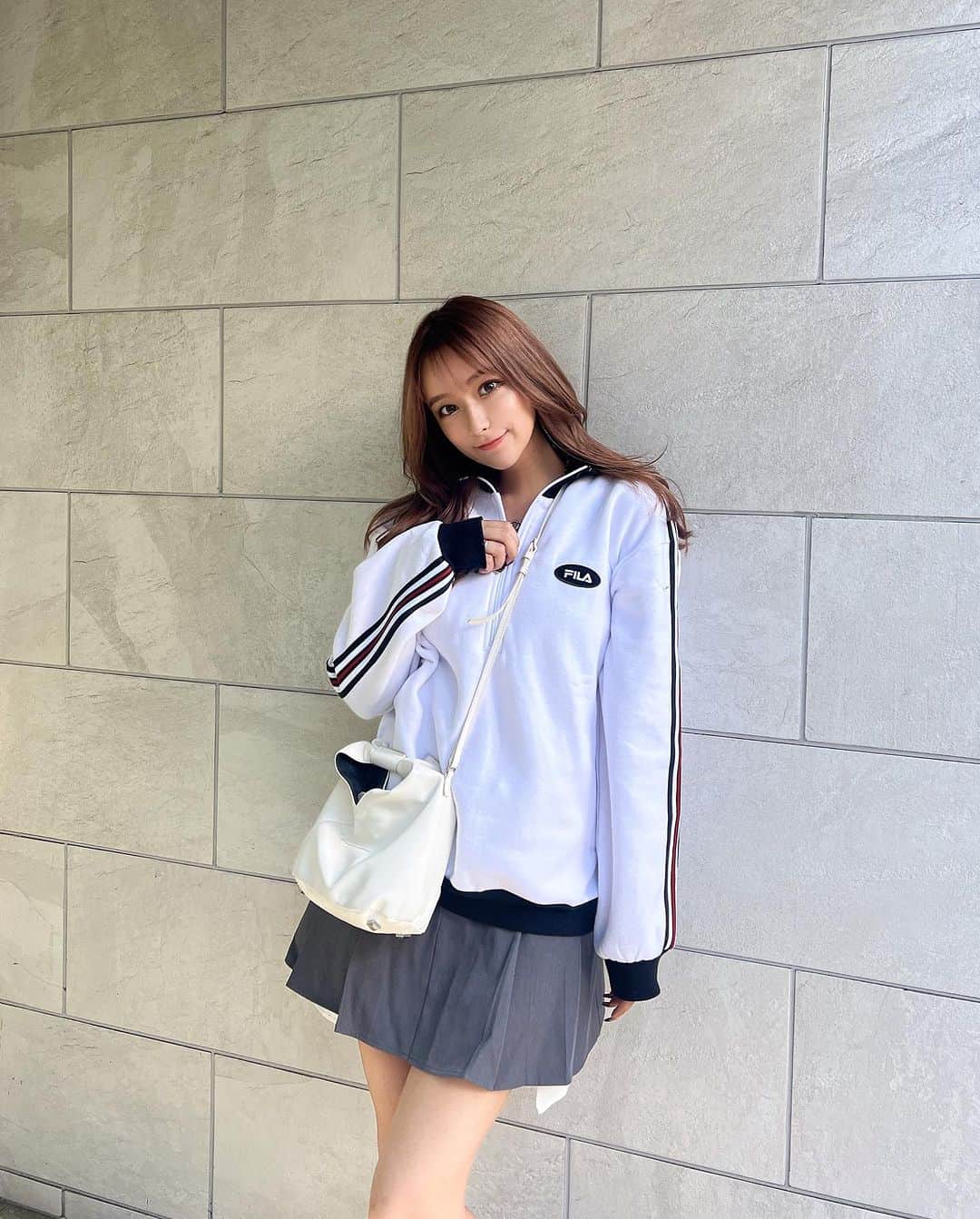 和栗汐里さんのインスタグラム写真 - (和栗汐里Instagram)「FILA❤️💙  @righton_pr  超かわいいって一目惚れ！！ こうゆう服今年流行りで欲しくて🎶 FILAのサイドラインスウェットげと〜✌🏼✩  ホワイトにしたけどネイビーもあったよん☺︎  #PR #FILA #righton #秋服コーデ」10月21日 11時16分 - shipi0520