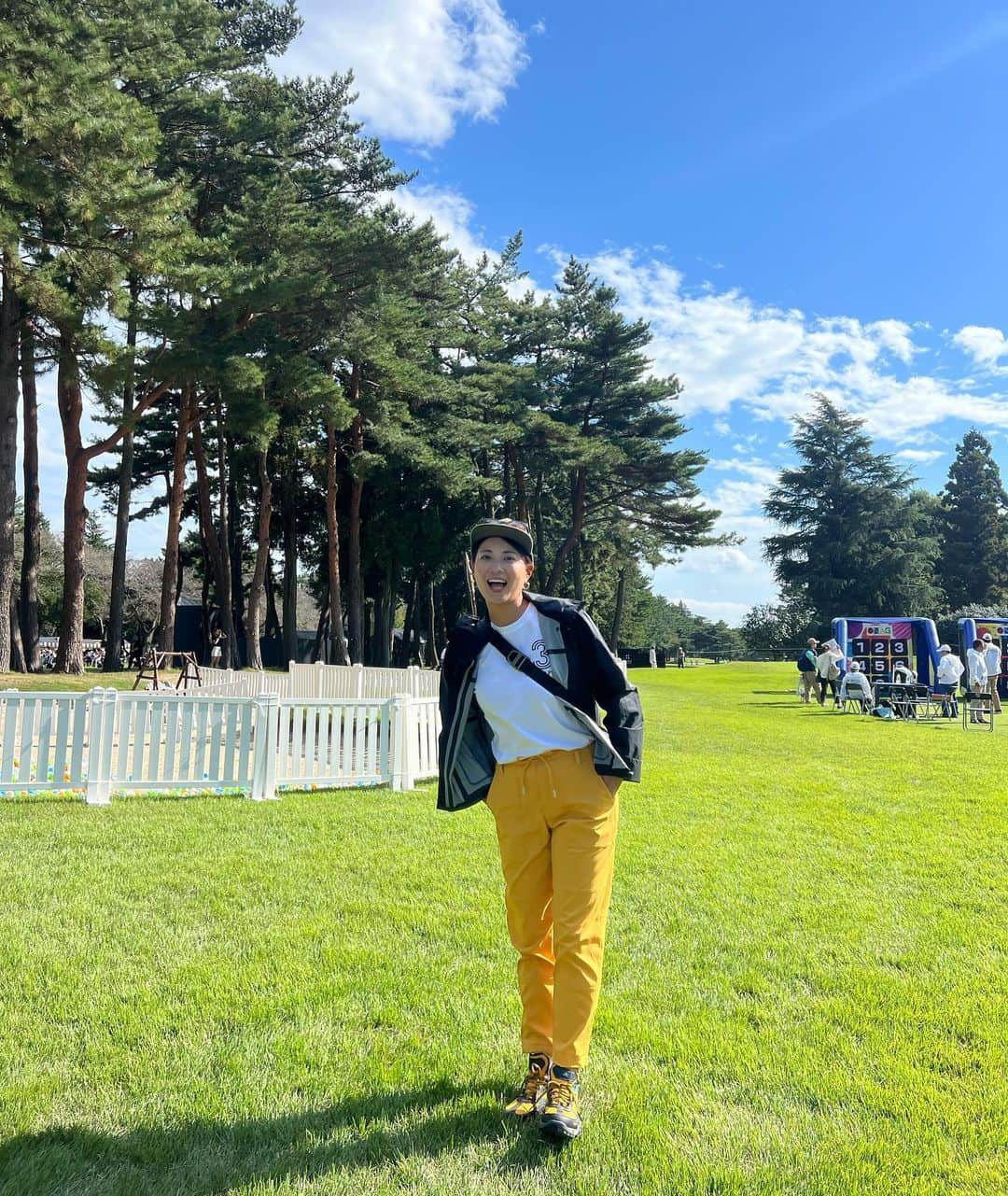 中村優のインスタグラム：「昨日はZOZOチャンピオンシップ2023を観に習志野CCへ⛳️ 毎年マラソンと被っていて、今年念願の！初ZOZO🙌🏼 そして男子プロの試合観戦も初🙌🏼 途中からものすごい風だったけど快晴で気候が良く、本当に気持ちよく観戦できました😙  ドライバーの迫力もさることながら、アイアンやアプローチの音が凄すぎて二打目三打目を追っかけてました。 二打目地点に向かう時、一打目の飛距離の凄さにも驚き…🫢ティーイングエリアから二打目遠っ🫨  ゴルフ観戦は芝生で休憩できるのもいいよね🌱 ピクニック気分でとても楽しかった😆  派手なパンツとシューズは @adidasgolf アディクロス💛 このパンツ、普通にコットンのパンツぽく見えますが撥水らしい🙌🏼スパイクレスのゴルフシューズもゴアテックス。 晴れたけど🌞🧡💛 @zozochamp @adidastokyo #giftedbyadidas#pr」