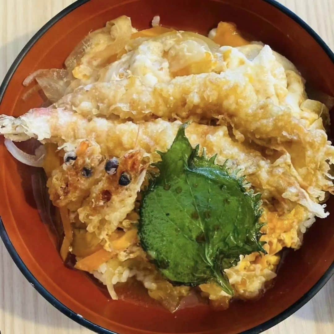 森末慎二さんのインスタグラム写真 - (森末慎二Instagram)「🦐みやーく商店です。  今日の宮古島は雨☔後曇り気温26度北北東風９メートル風が強いです🌀  お店は通常通りの営業です。🦞特大車海老天丼、好評です。是非食べに来てください。  お店電話番号  0980-79-9292 田中店長　070-8429-7387 お昼ランチはオープン11:30〜14:30ラストオーダー15:00です。夜の🏮居酒屋は17:30から21:00です。予約のお電話お待ちしています。定休日は水曜日。　木曜日、日曜日はランチのみの営業です。#みゃーく商店  #宮古島 #天丼 #宮古島野菜 #宮古島ランチ #宮古島グルメ #車海老 #グルクンの天ぷら #宮古島ごはん #宮古島天丼 #宮古島海老天丼 #沖縄天丼 #海老天丼 #海老 #島食材 #沖縄宮古島 #沖縄 #パパイアの天ぷら   #車海老天丼  #okinawa #居酒屋#miyakojima #森末慎二 #morisue shinji #TUBE #前田亘輝 #BEGIN  #サザンオールスターズ  #松田弘」10月21日 11時09分 - morisue_shinji