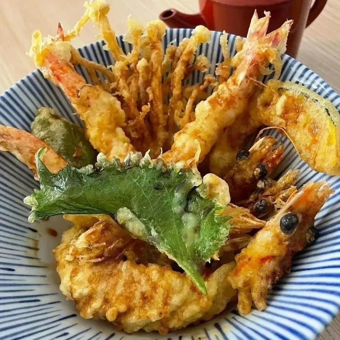 森末慎二さんのインスタグラム写真 - (森末慎二Instagram)「🦐みやーく商店です。  今日の宮古島は雨☔後曇り気温26度北北東風９メートル風が強いです🌀  お店は通常通りの営業です。🦞特大車海老天丼、好評です。是非食べに来てください。  お店電話番号  0980-79-9292 田中店長　070-8429-7387 お昼ランチはオープン11:30〜14:30ラストオーダー15:00です。夜の🏮居酒屋は17:30から21:00です。予約のお電話お待ちしています。定休日は水曜日。　木曜日、日曜日はランチのみの営業です。#みゃーく商店  #宮古島 #天丼 #宮古島野菜 #宮古島ランチ #宮古島グルメ #車海老 #グルクンの天ぷら #宮古島ごはん #宮古島天丼 #宮古島海老天丼 #沖縄天丼 #海老天丼 #海老 #島食材 #沖縄宮古島 #沖縄 #パパイアの天ぷら   #車海老天丼  #okinawa #居酒屋#miyakojima #森末慎二 #morisue shinji #TUBE #前田亘輝 #BEGIN  #サザンオールスターズ  #松田弘」10月21日 11時09分 - morisue_shinji