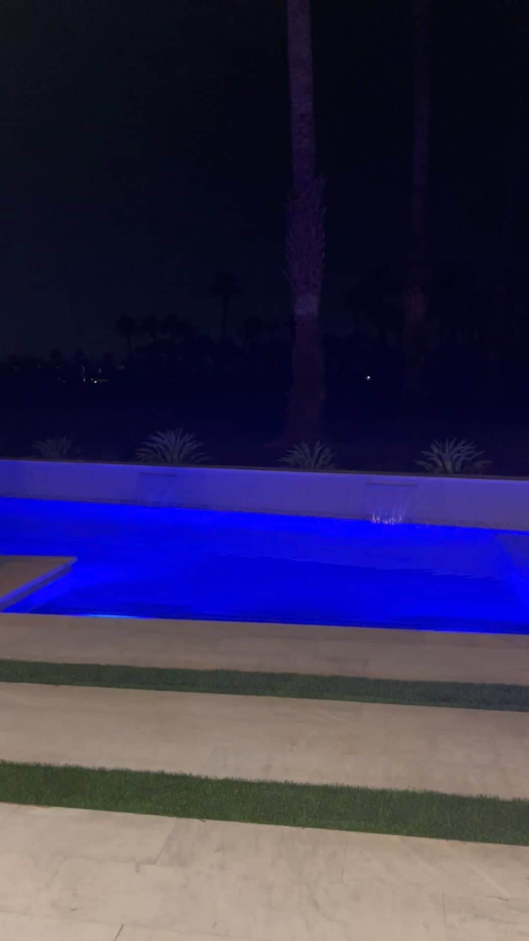 ヘザー・マクドナルドのインスタグラム：「How did the paps get in my house? #palmsprings #palmdesert #laquinta #girlsweekend #juicyscoop #barbie #hotpink」