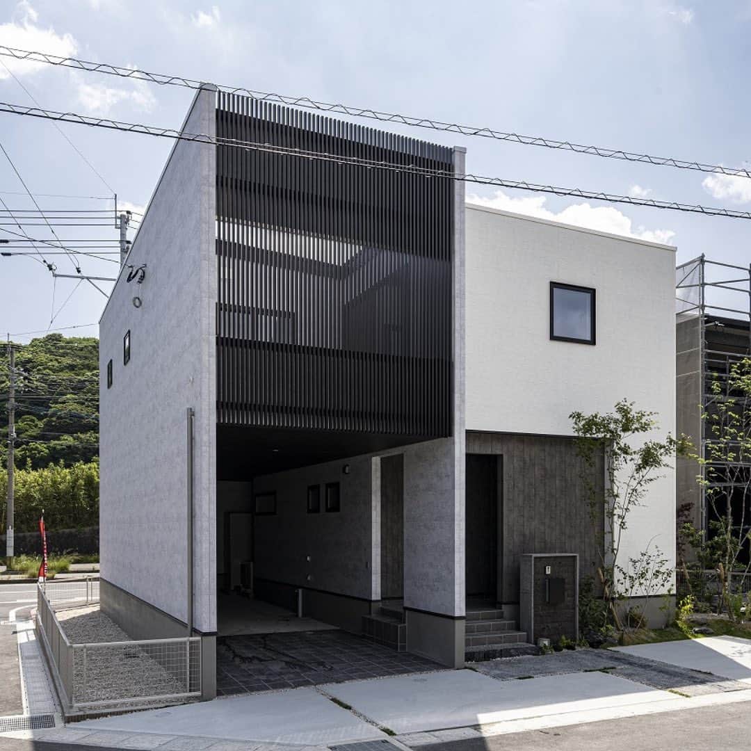 辰巳住宅さんのインスタグラム写真 - (辰巳住宅Instagram)「他の投稿はコチラから▶︎ @tatsumijutaku  縦列2列で駐車できるビルトインガレージハウス。 外観は、青空に映える白壁ベースに、バルコニーテラスがアクセント。 バルコニーはプライベート空間なのでくつろぎ時間を愉しめます。  施工事例はホームページから ご覧いただけます。 また、ホームページ以外にも沢山の 施工事例がございますので お気軽にお問い合わせください。  八幡西区を中心にオススメの お店やスポットの紹介中↓↓ -————————— やはた暮らし @yahata_gurashi -—————————  #辰巳住宅 #福岡工務店 #福岡注文住宅 #注文住宅 #おしゃれな家 #福岡新築 #ていねいな家づくり #住宅デザイン #マイホーム計画 #ビルインガレージ #ビルドインガレージ #プライベートバルコニー #北九州市住宅　 #北九州注文住宅 #北九州工務店　 #マイホームアイデア #テラス」10月21日 20時00分 - tatsumijutaku