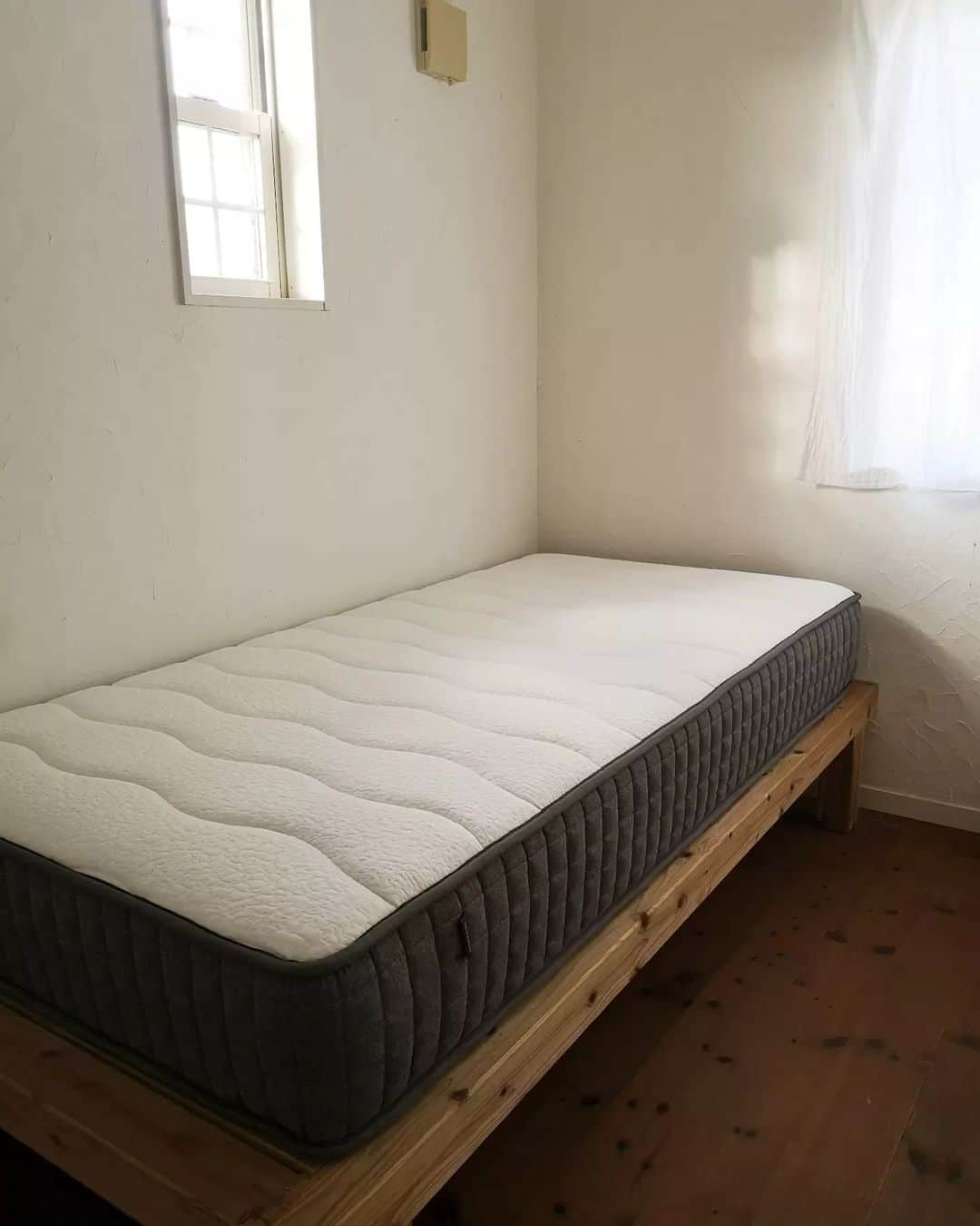 sho.candyさんのインスタグラム写真 - (sho.candyInstagram)「Theシンプルな寝室😴  以前一時的に棚を置いたりしましたが モヤモヤしてきたので🙁やめました。  なにもないベッドだけの空間が やはり好き✨ 殺風景すぎるインテリアですが 私にとっては心地良い☺️  寝室の超シンプルインテリアも大切ですが  大事な睡眠の時間を過ごすためにマットレスもお気に入りのものを。  イノセントマットレス @innocent_mattress　を使って4ヶ月。  腰痛持ちですが 硬めで沈まないので起床時の腰痛が楽になりました✨  いまマットレスご購入で布団乾燥機(非売品)1台プレゼントキャンペーン中です✨ 【期間10月31日9:59まで】  この布団乾燥機は私の中のナンバーワン乾燥機にも引けを取らない力量でした✊速暖✨  インテリアにも馴染むコンパクトで多機能な布団乾燥機。  これで寒い冬も乗り切れます✊  #キレイマットレス #イノセントマットレス #マットレス #イノセント #睡眠 #睡眠サポート #睡眠の質 #寝室インテリア」10月21日 11時14分 - sho.candy