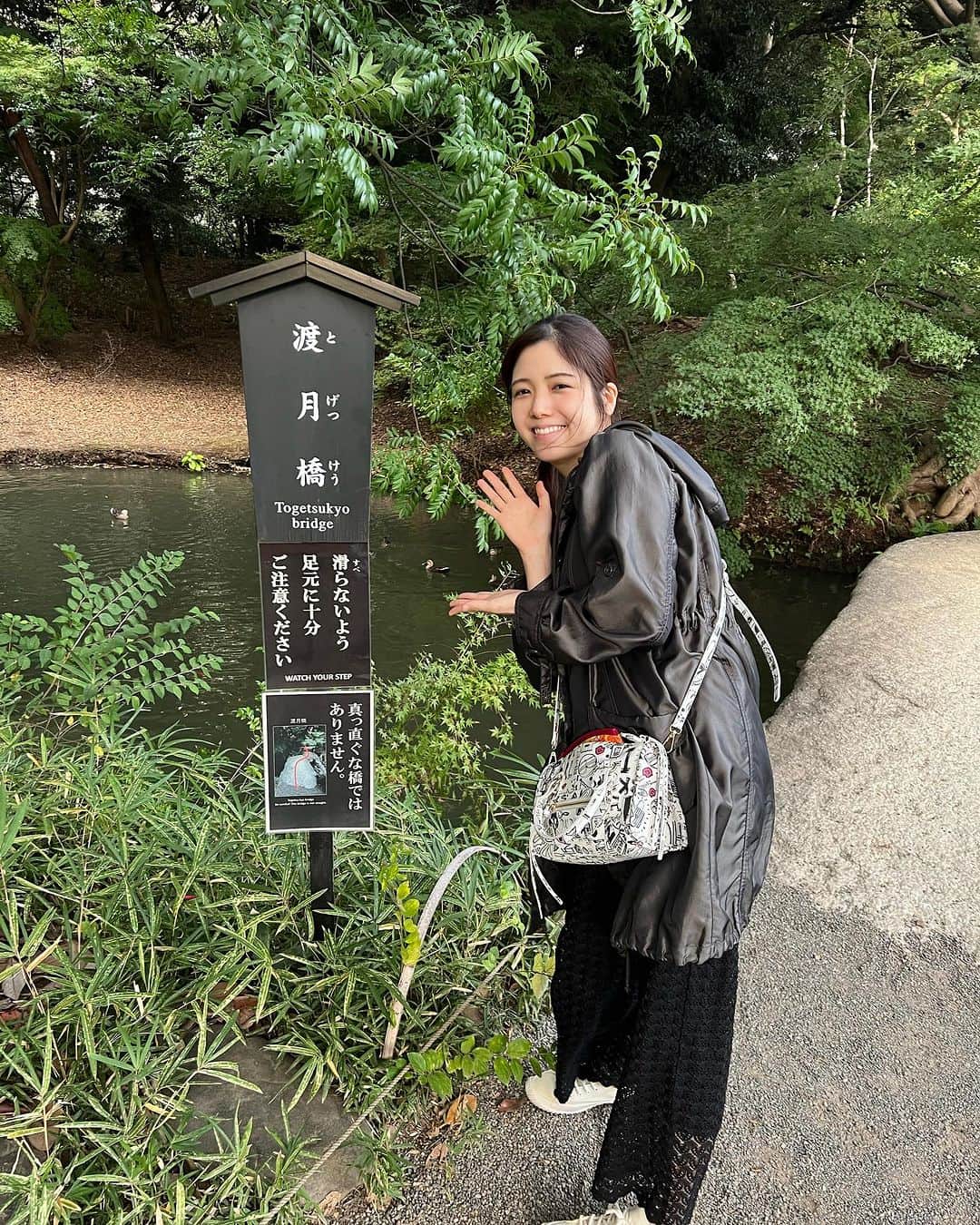 高木凜々子のインスタグラム：「おばあちゃんとお散歩👵♪  懐かしい話に花を咲かせて楽しい時間でした💐 紅葉にまた行きたいなーーー！🍁  #violin #music #tokyo」