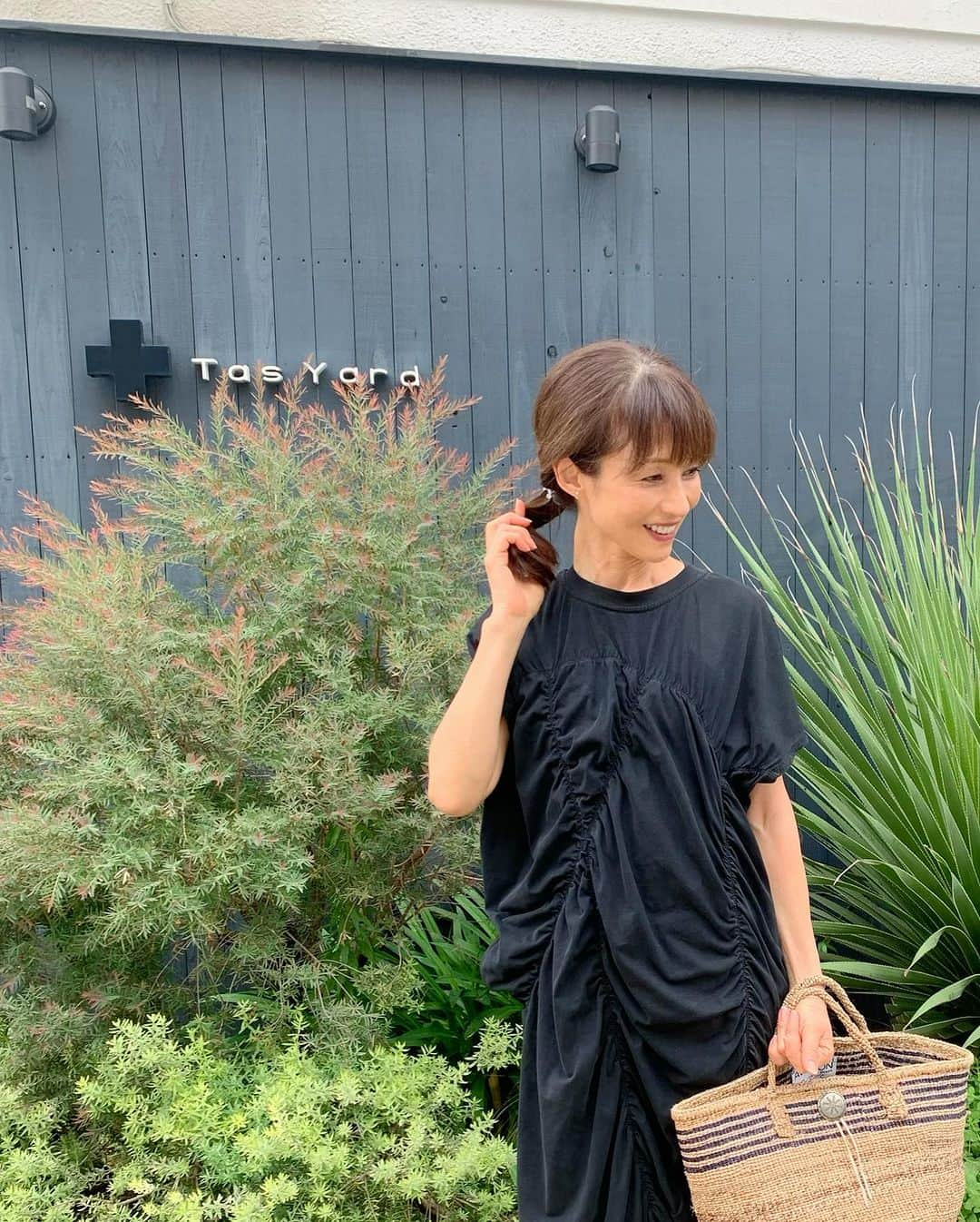 花田美恵子さんのインスタグラム写真 - (花田美恵子Instagram)「夏の陽射しを浴びて傷んだ髪に ちょっと贅沢を...✨ と思って使い始めたシャンプー&トリートメントが とても良い感じに効果を発揮してくれてます  頭皮って意外と侮りがちだけど いつまでも健康な自分の髪で過ごしたいから  顔のお手入れと同じくらい 気を遣ってあげなくちゃって思う様になりました  @embellir.hairsalon は スタッフの方全員が毛髪アドバイザーなので 髪の状態を診断して 効果的なヘアケアを教えていただけます  気になる香りも 髪と頭皮のために選ばれた7種類の植物エキスブレンド  優しいシトラスミントの香りです🌱  https://www.embellir.jp.net/  #tokyolifestyle #hairsalon #haircare #scalpcare #shampoo #treatment #joie #ヘアケア #シャンプーおすすめ #髪と頭皮に優しい #エイジングケア」10月21日 11時19分 - hawaiimieko