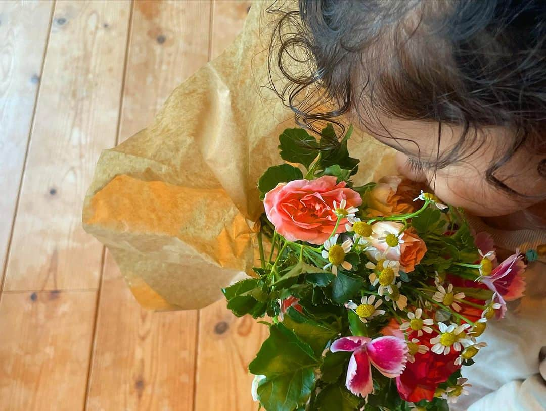 ノーマさんのインスタグラム写真 - (ノーマInstagram)「廃棄予定となった花たちから生まれたFan flower project ♻️   今月のファンプランの花束は桜色のスプレーバラを主役にセレクトさせて頂きましたっ。大好きなグリーンもいっぱいで嬉しや♡参加して頂いているメンバーの元にも届いたかな？😽  瞬く間にお花に飛び付き、嬉しそうに花束を持って逃走した娘…追いかけ回した母🐒でも毎回、とびっきりの笑顔で喜んでくれるのでとっても嬉しいです。  参加者の皆さんには運営チームさんよりご連絡させて頂きましたが、配送事情の変化で価格と内容に少し変更が出てしまいました🙇🏻‍♀️   運営チームさんが思考錯誤を重ね、リニューアルと共にスタートファンプランも設定して下さったので、良かったらこの機会にチェックしてみて下さいっ💐🫶🏻🫶🏻🫶🏻  https://fanflower.jp/item/ （プロフィール欄にもリンクはっています◎）  来月のお花も可愛いかよーー😍   Pierce→ 母からのお下がり  tops → はるか昔にコラボで作ったブラウス♩柔らかなシルクコットンの風合いがたまらんのだ。   eyemake&cheek → @bareminerals_jp bare Minerals Holiday collection   #fanflower #fanflowerproject」10月21日 11時19分 - noma77777