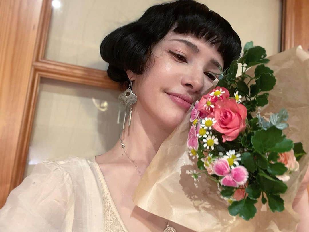 ノーマのインスタグラム：「廃棄予定となった花たちから生まれたFan flower project ♻️   今月のファンプランの花束は桜色のスプレーバラを主役にセレクトさせて頂きましたっ。大好きなグリーンもいっぱいで嬉しや♡参加して頂いているメンバーの元にも届いたかな？😽  瞬く間にお花に飛び付き、嬉しそうに花束を持って逃走した娘…追いかけ回した母🐒でも毎回、とびっきりの笑顔で喜んでくれるのでとっても嬉しいです。  参加者の皆さんには運営チームさんよりご連絡させて頂きましたが、配送事情の変化で価格と内容に少し変更が出てしまいました🙇🏻‍♀️   運営チームさんが思考錯誤を重ね、リニューアルと共にスタートファンプランも設定して下さったので、良かったらこの機会にチェックしてみて下さいっ💐🫶🏻🫶🏻🫶🏻  https://fanflower.jp/item/ （プロフィール欄にもリンクはっています◎）  来月のお花も可愛いかよーー😍   Pierce→ 母からのお下がり  tops → はるか昔にコラボで作ったブラウス♩柔らかなシルクコットンの風合いがたまらんのだ。   eyemake&cheek → @bareminerals_jp bare Minerals Holiday collection   #fanflower #fanflowerproject」