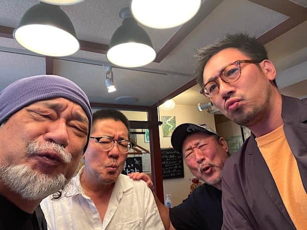 小野瀬雅生さんのインスタグラム写真 - (小野瀬雅生Instagram)「神戸の『のり吉くん元町店』『花吉』『ハナキチルーム』が年内一杯で営業を終えられるとのこと☆経営者の大西くんに会って来ました☆ライブでも色々とお世話になりました☆12月にラストライブ☆これからの展開に期待しています☆パクチーハイボールウマウマウー☆熊本の寿福酒造所社長の吉松さんと初対面☆こちらの焼酎は名古屋の『四五六』さんで飲めるそうな☆何と云うご縁☆これからもご縁を大切にします☆麦焼酎寿福絹子お湯割りウマウマウー☆これからもどうぞよろしくお願いします♫ #花吉 #神戸元町 #花隈 #西元町 #パクチーハイボール #寿福絹子 #お湯割り #小野瀬雅生 #onosemasao #ウマウマウー #寿福酒造所 #熊本県人吉市 #ご縁 #繋がり #ライブ #のり吉くん元町店 #ハナキチルーム #年内一杯 #みんなで行こう #これからも #どうぞよろしく #お願いします」10月21日 11時20分 - onosemasao