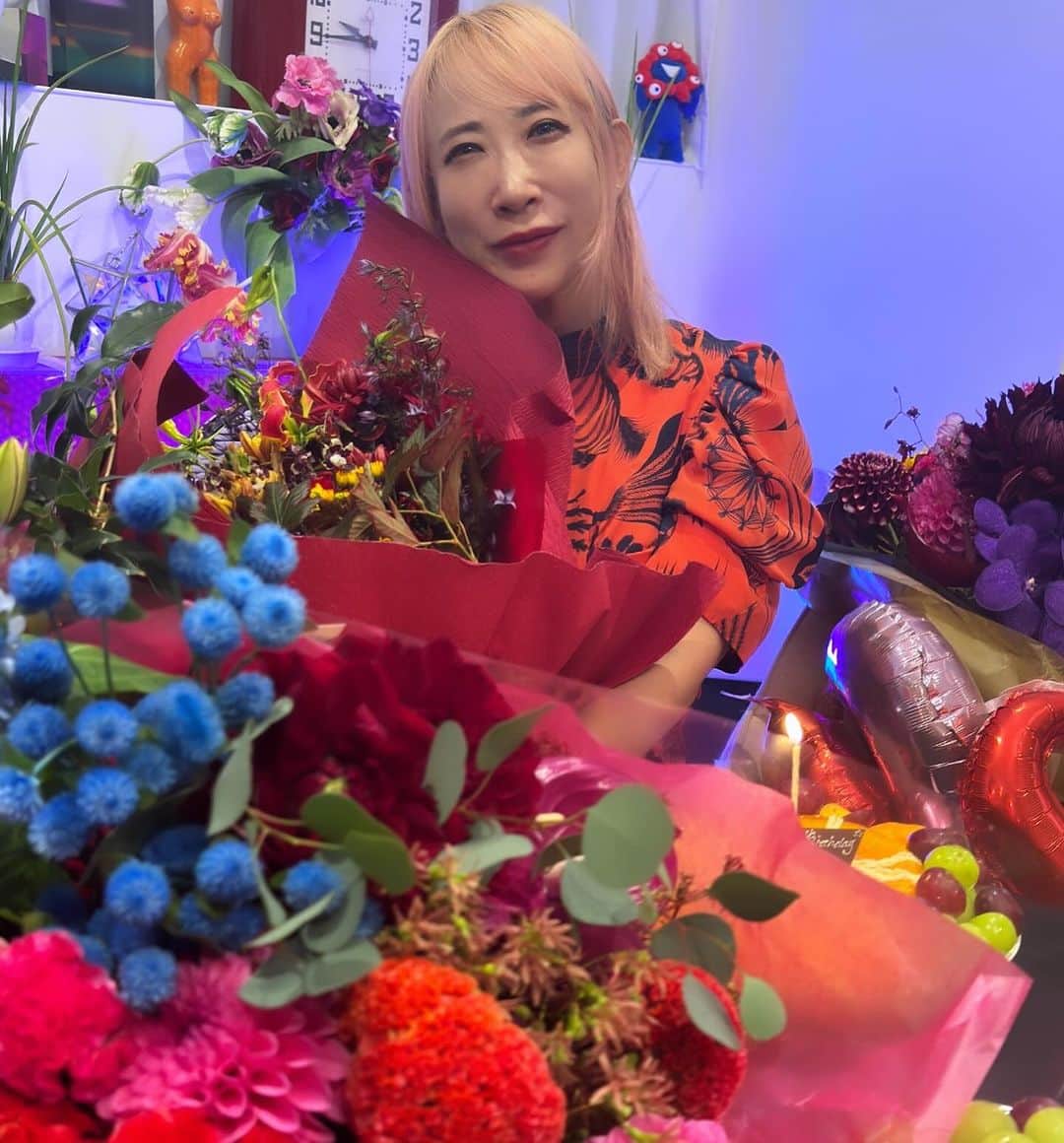 蜷川実花のインスタグラム：「昨日は友人達が集まってお誕生日会してくれました❤️ ゆるゆるとのんびりした愛に溢れたお誕生日パーティー。 子供と母も参加していい時間だったなー！ みんな本当😊大人の誕生日もいいもんだねぇ」