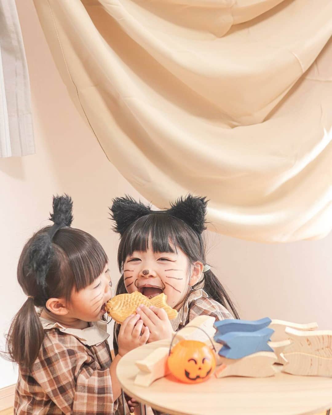 のインスタグラム：「.@nkmyln さんからの一枚。 「団子とたい焼きで最高のおやつタイム🍵(買って帰る車で去年猫やったの思い出して耳を引っ張り出してきた🐈‍⬛🐈‍⬛📷)」 . ★KissユーザーとEOS R50ユーザーの皆さんの写真をご紹介！ . キヤノンEOS Kissで撮られた写真に 「 #Kissカメラ 」をつけて投稿いただいた 皆さまの写真をご紹介します。 . キヤノンEOS R50で撮られた写真に 「 #Kissカメラ 」に加え、「 #EOSR50 」をつけて 投稿いただいた皆さまの写真をご紹介します。 . #eoskiss シリーズのミラーレスカメラ「EOS Kiss M2」。 小型・軽量ながら人物の「瞳」を追いかける瞳AF機能を搭載するなど、 動き回るお子様の撮影でも、大切な一瞬を逃しません。 . 一眼レフKissでは、「EOS Kiss X10i」が好評発売中！ Kissシリーズの【かんたん、きれい、コンパクト】をEOS Rシステムとして実現した「EOS R50」が好評発売中！ . . #EOSKissM2 #EOSKissX10i #EOSKissX10 の詳細は、 本アカウントのプロフィール（ @with.kiss ）のURLから。 . #EOSKissM2 #EOSKissX10i #EOSKissX10 #EOSR50 #KissisMyLife #eoskiss #withkiss #キヤノン #canon #eos #kissカメラ #育児 #子育て #親ばか #こども #子供 #写真」