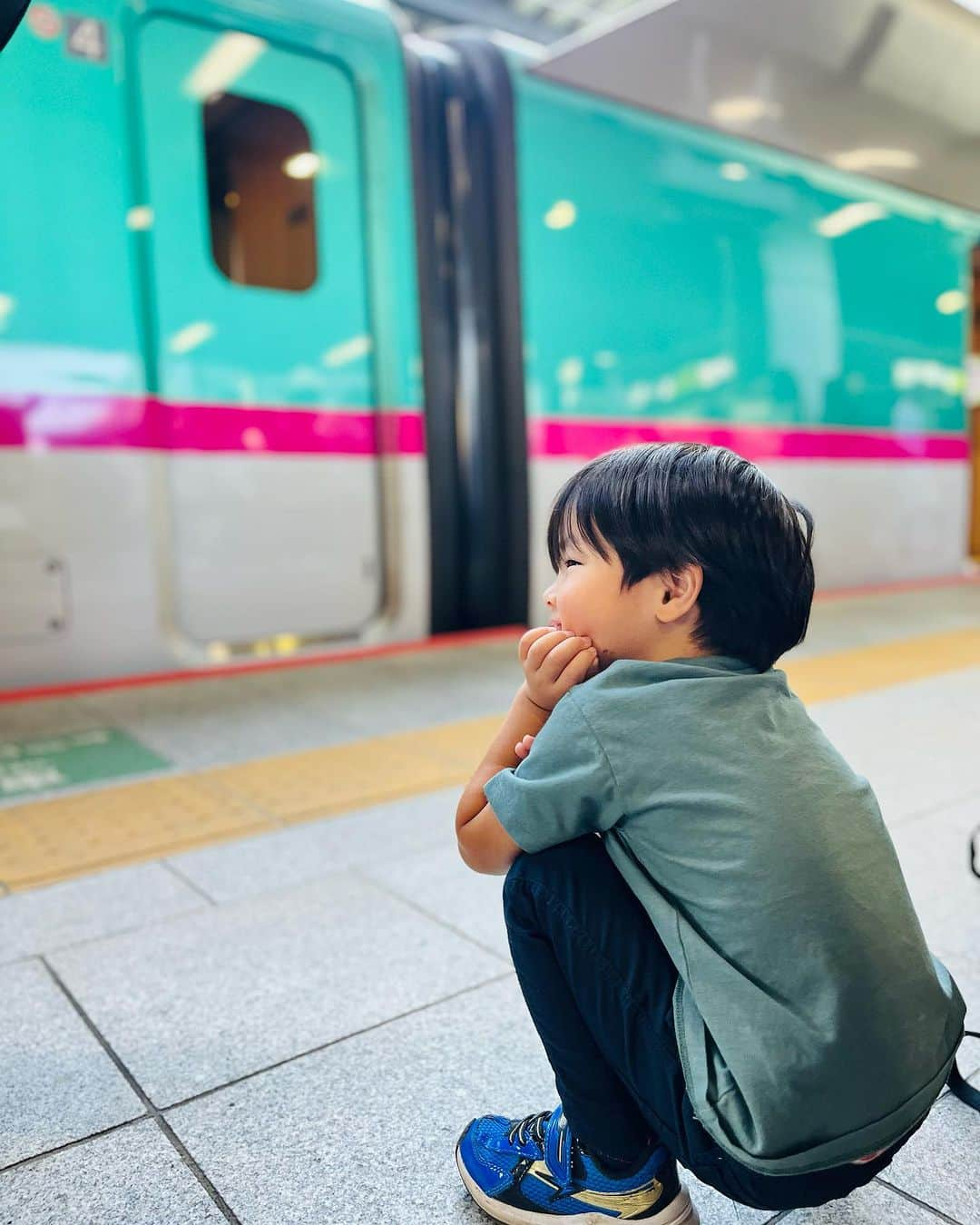 清澤恵美子のインスタグラム：「久々の新幹線🚄嬉しそう☺️  子供を連れてお仕事できることに感謝して楽しみたい😍Let's go❄️🎤」