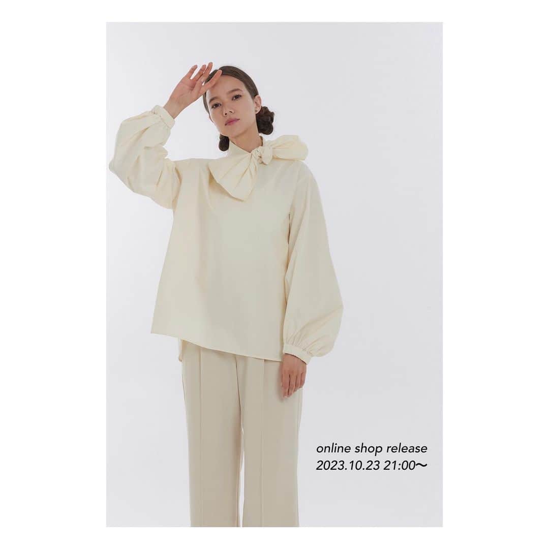 yoriのインスタグラム：「*online shop release*  2023.10/23 pm21:00〜 下記の2023AW新作が 入荷致します！  #スカラップロングスリーブブラウス  #タックショルダーブラウス #ビッグリボンブラウス #ノンアイロンワイドパンツ  #yori_japan」