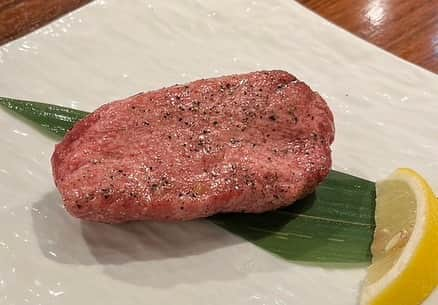 あべこのインスタグラム：「頑張ったあとはがっつり肉🍖✨ 噂通り！ はじめさんの焼き具合、最高でした😊✨  実は「生きる」の本番中におすすめされていたお店、そしてはじめさんの焼き加減、その時ははじめさんの焼き具合は体験出来ずだったのでやっと食べれました😊✨  #牛恋 #牛恋恵比寿店 #厚切り上タン塩 #ピースビーフ #ひとり焼肉 #ひとり焼肉大好き」