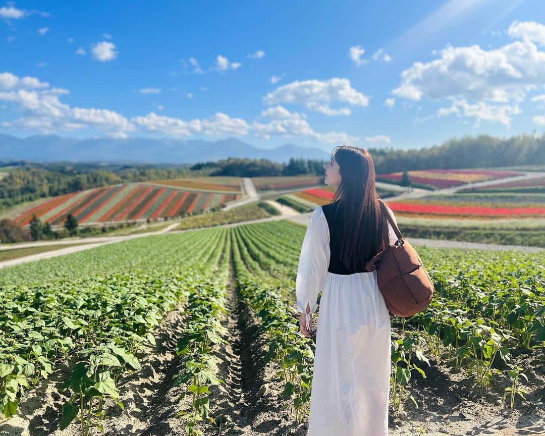 鈴木望さんのインスタグラム写真 - (鈴木望Instagram)「北海道vol2♡ 母と📷♡ ⁡ 美瑛の「四季彩の丘🌸」 時期的にお花ないかも...と不安だったけど たくさん咲いていたよ🌸 ⁡ #北海道　#北海道旅行  #美瑛　#美瑛町  #四季彩の丘 #お花 #家族旅行　#旅行 #trip #japan #国内旅行  #北海道観光 #北海道観光スポット」10月21日 11時42分 - nozomi.0318