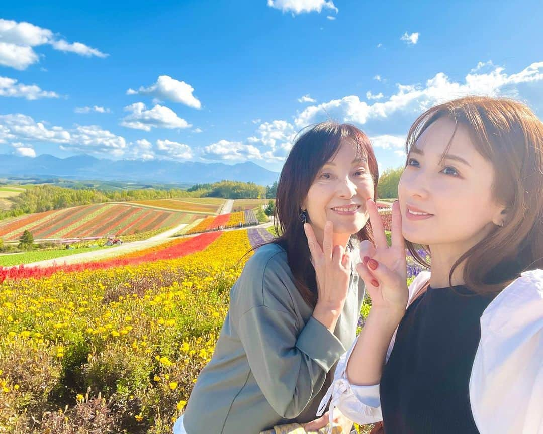 鈴木望さんのインスタグラム写真 - (鈴木望Instagram)「北海道vol2♡ 母と📷♡ ⁡ 美瑛の「四季彩の丘🌸」 時期的にお花ないかも...と不安だったけど たくさん咲いていたよ🌸 ⁡ #北海道　#北海道旅行  #美瑛　#美瑛町  #四季彩の丘 #お花 #家族旅行　#旅行 #trip #japan #国内旅行  #北海道観光 #北海道観光スポット」10月21日 11時42分 - nozomi.0318